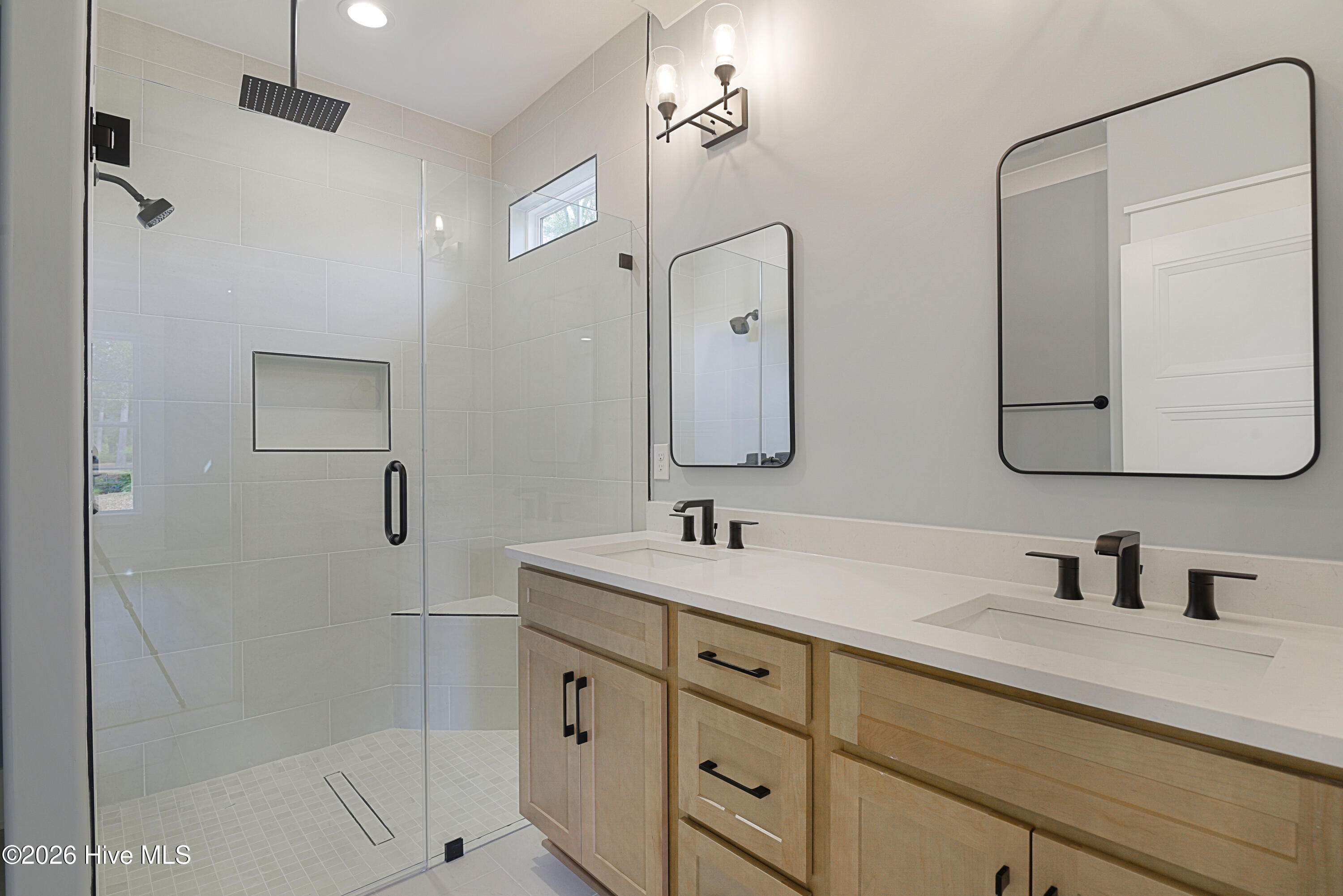 100547118 | Photo 34