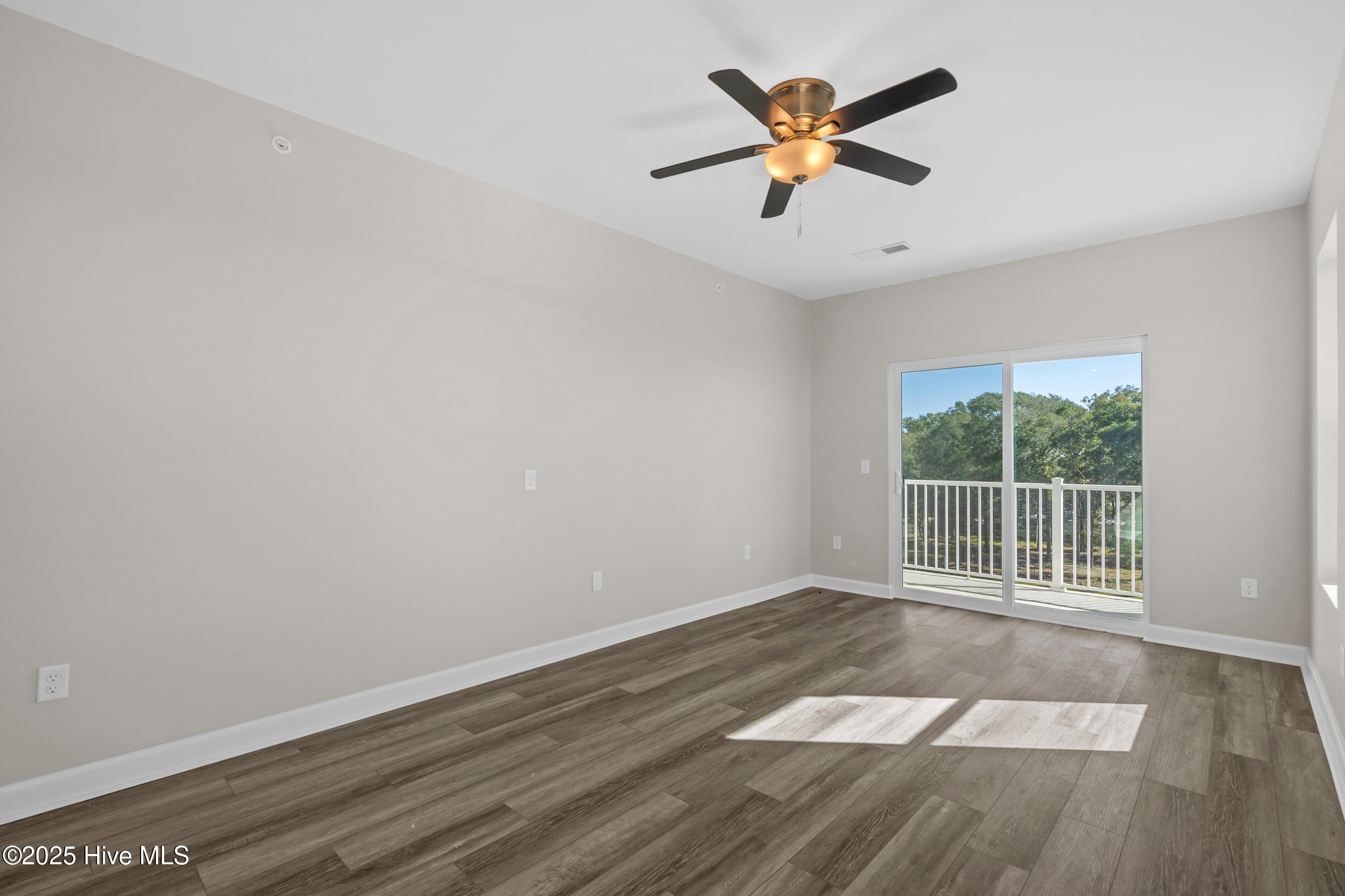 100539009 | Photo 40