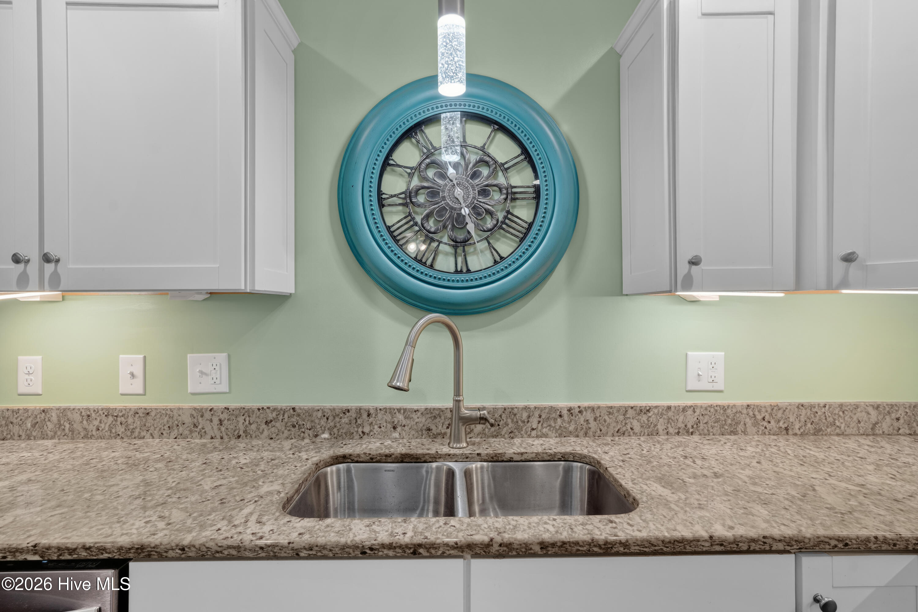 100570645 | Photo 17