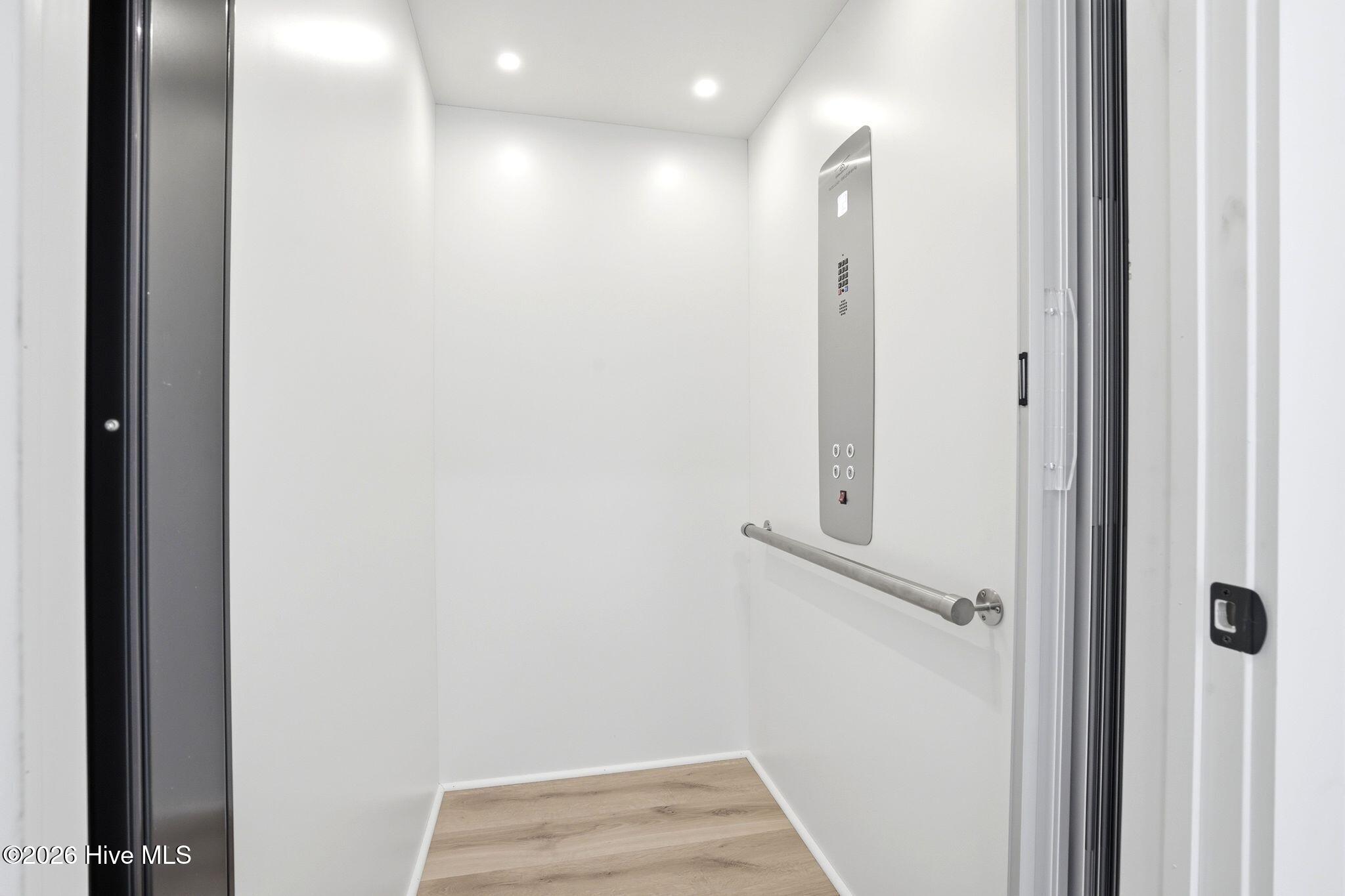 100561284 | Photo 19