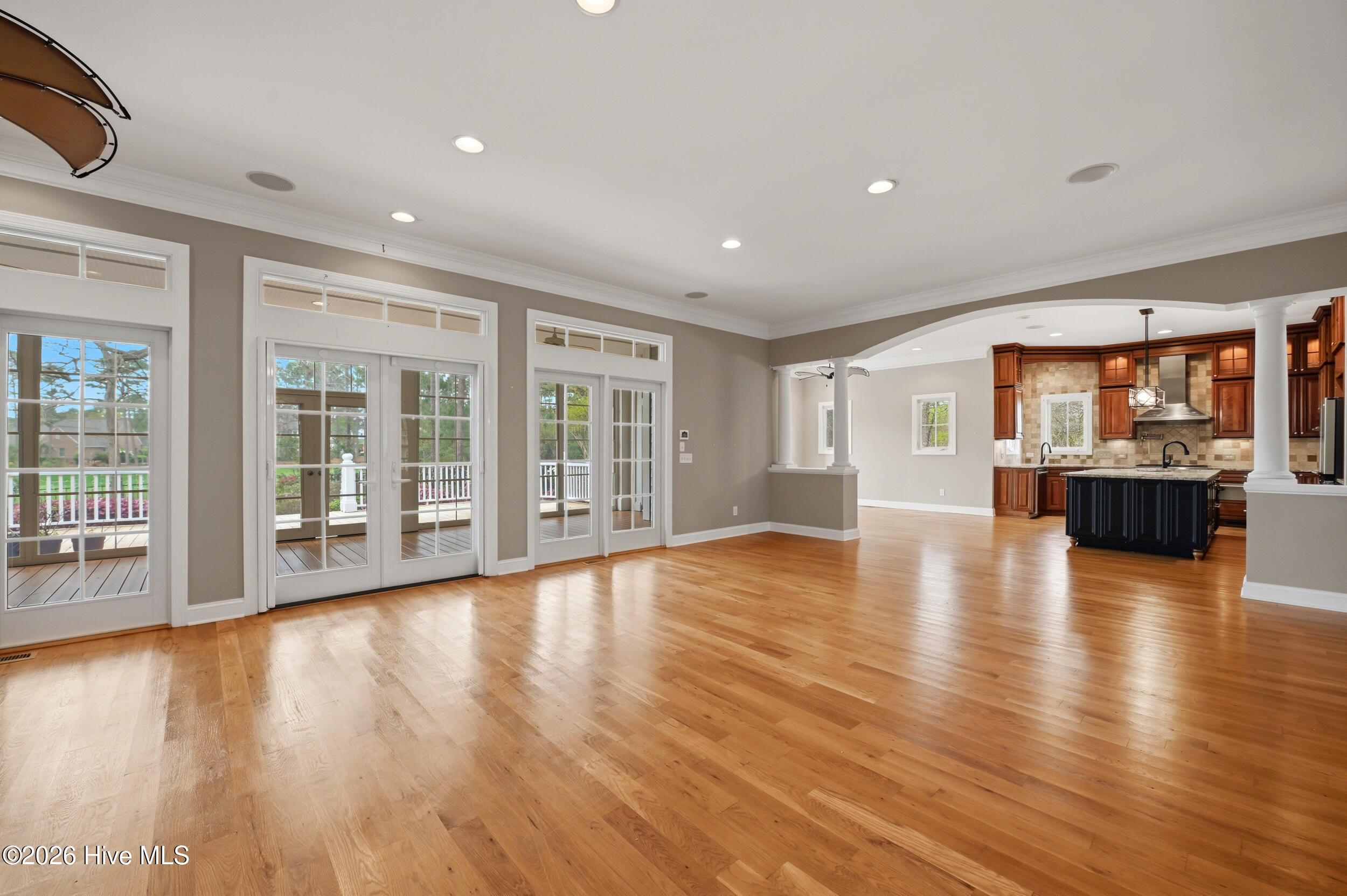 100566380 | Photo 11