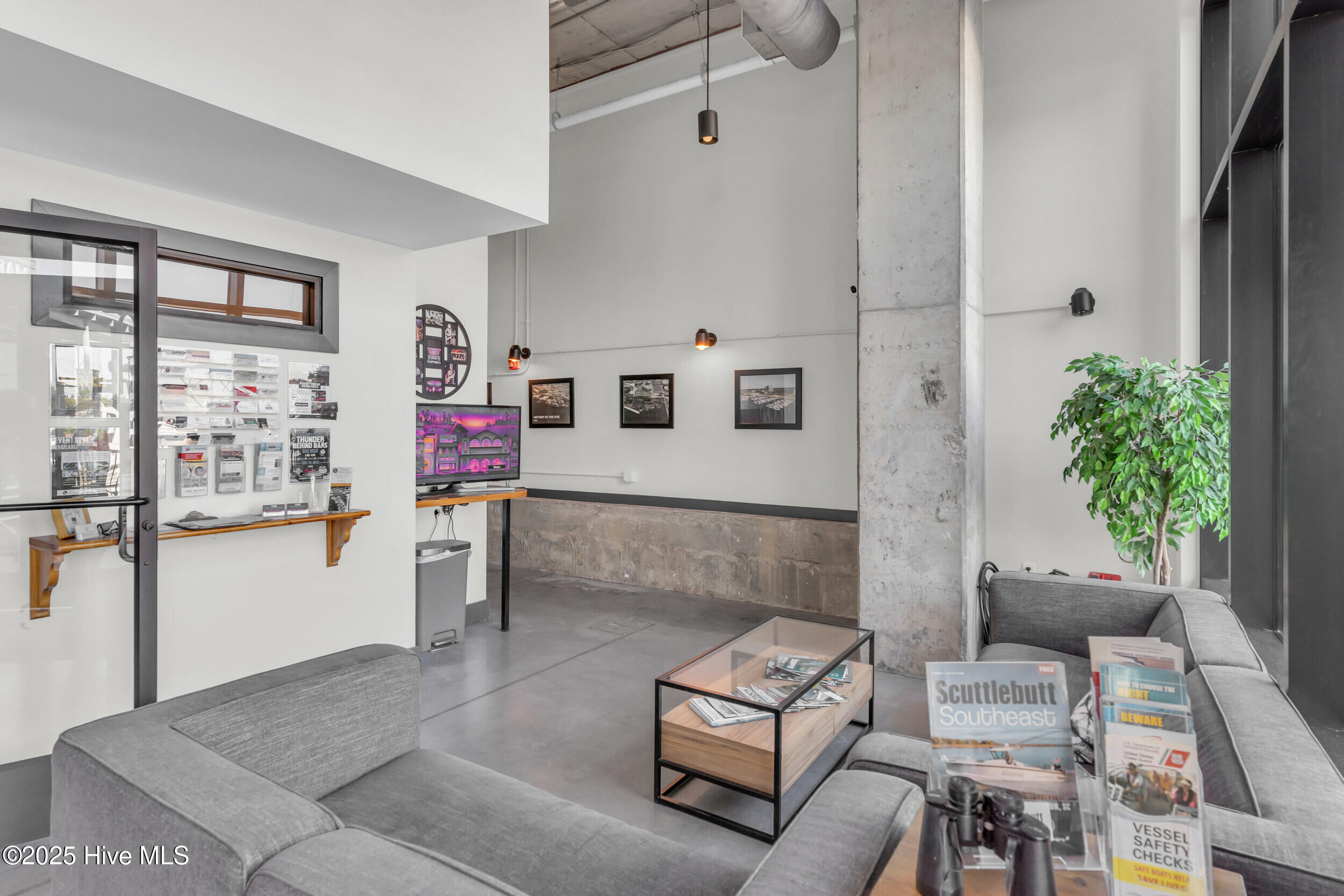 100529429 | Photo 12