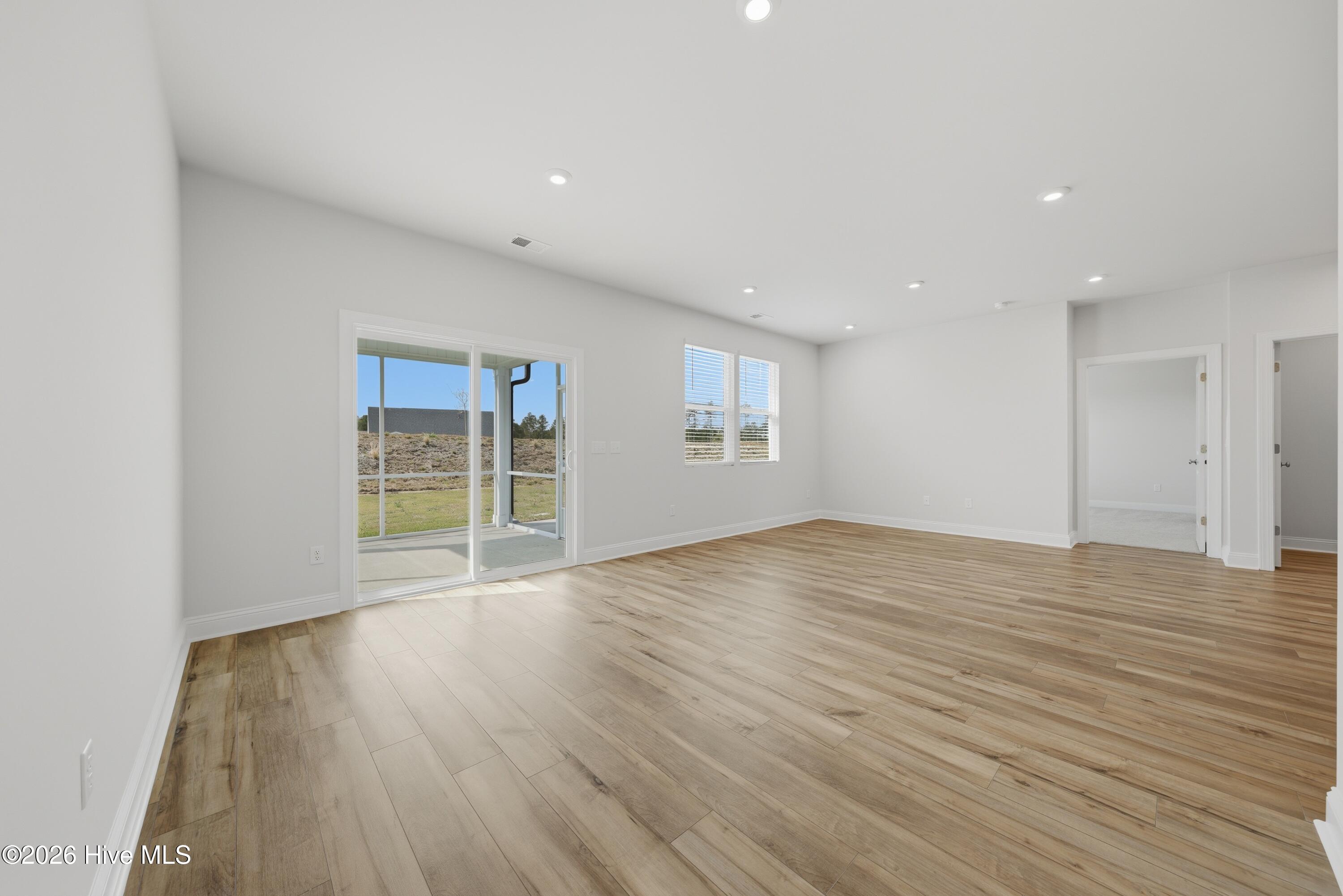 100563139 | Photo 26