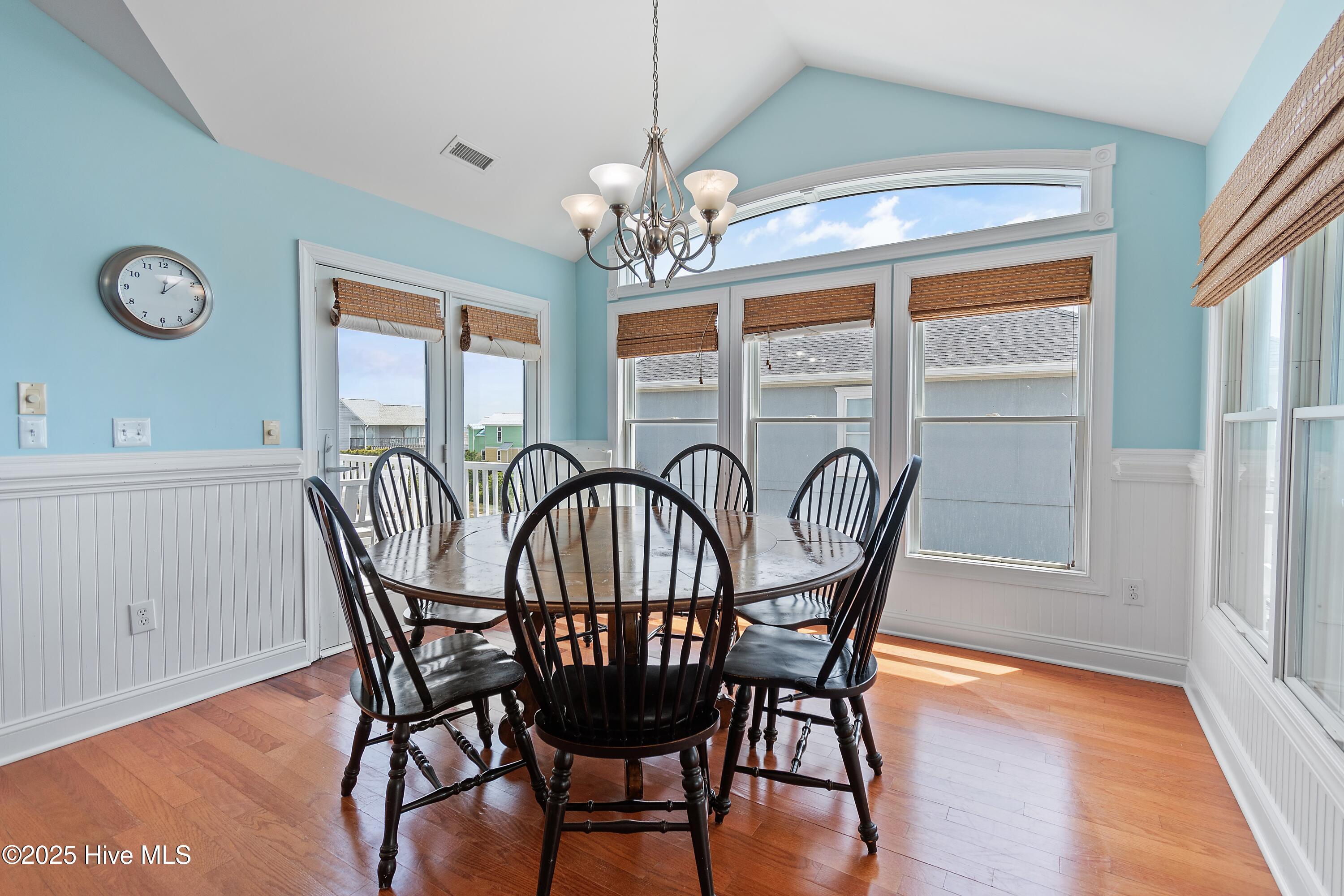 100504065 | Photo 25