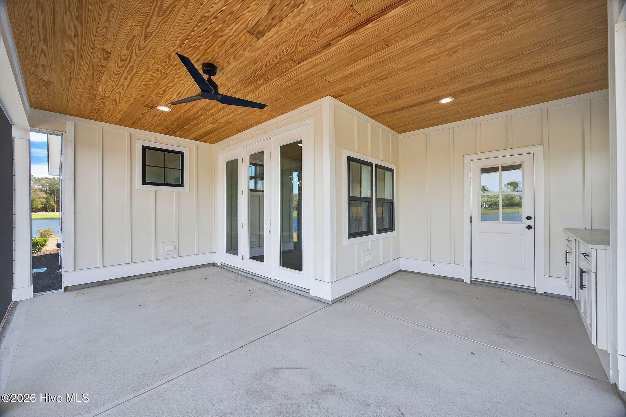 100542408 | Photo 11