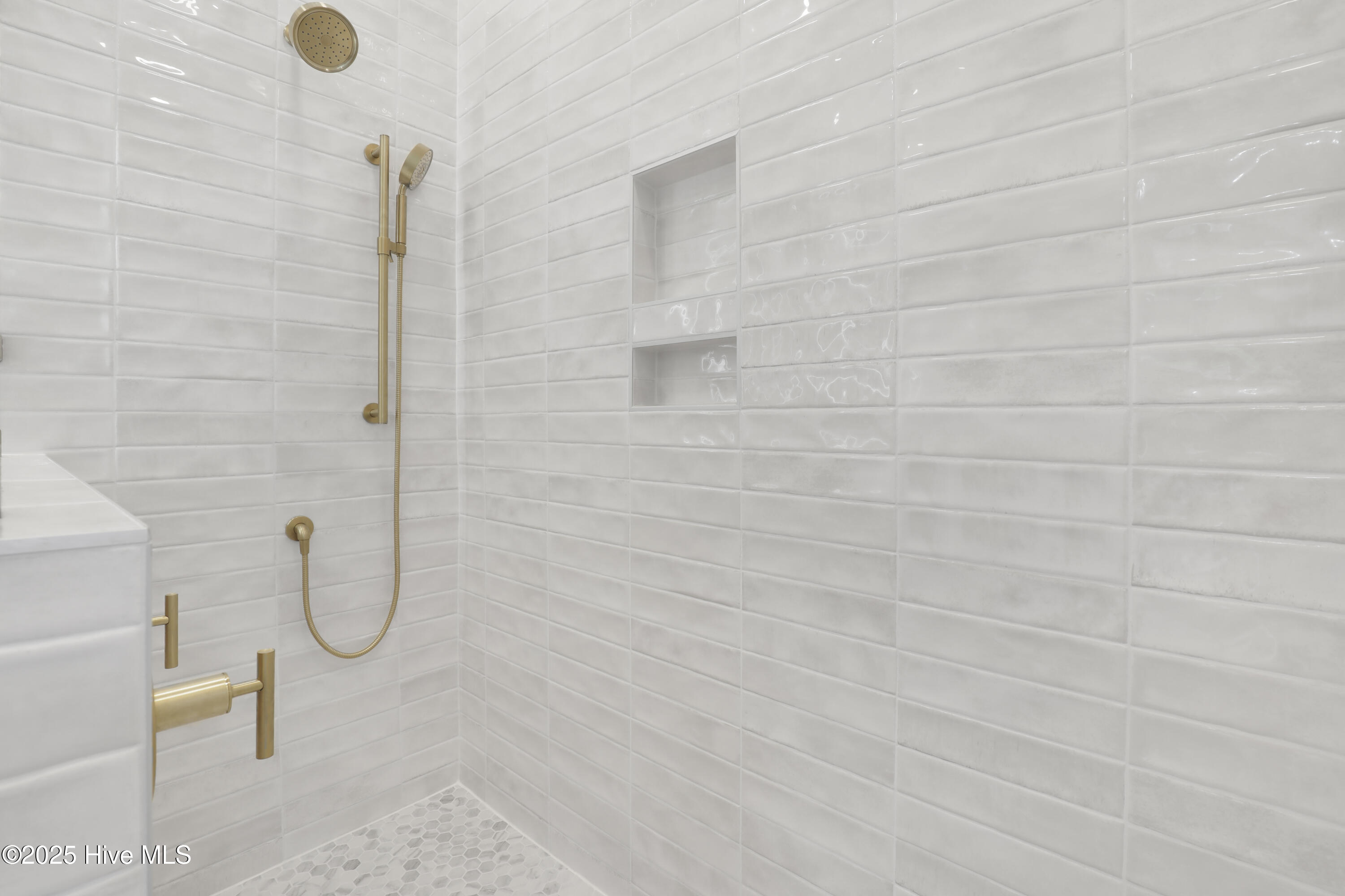 100556195 | Photo 19