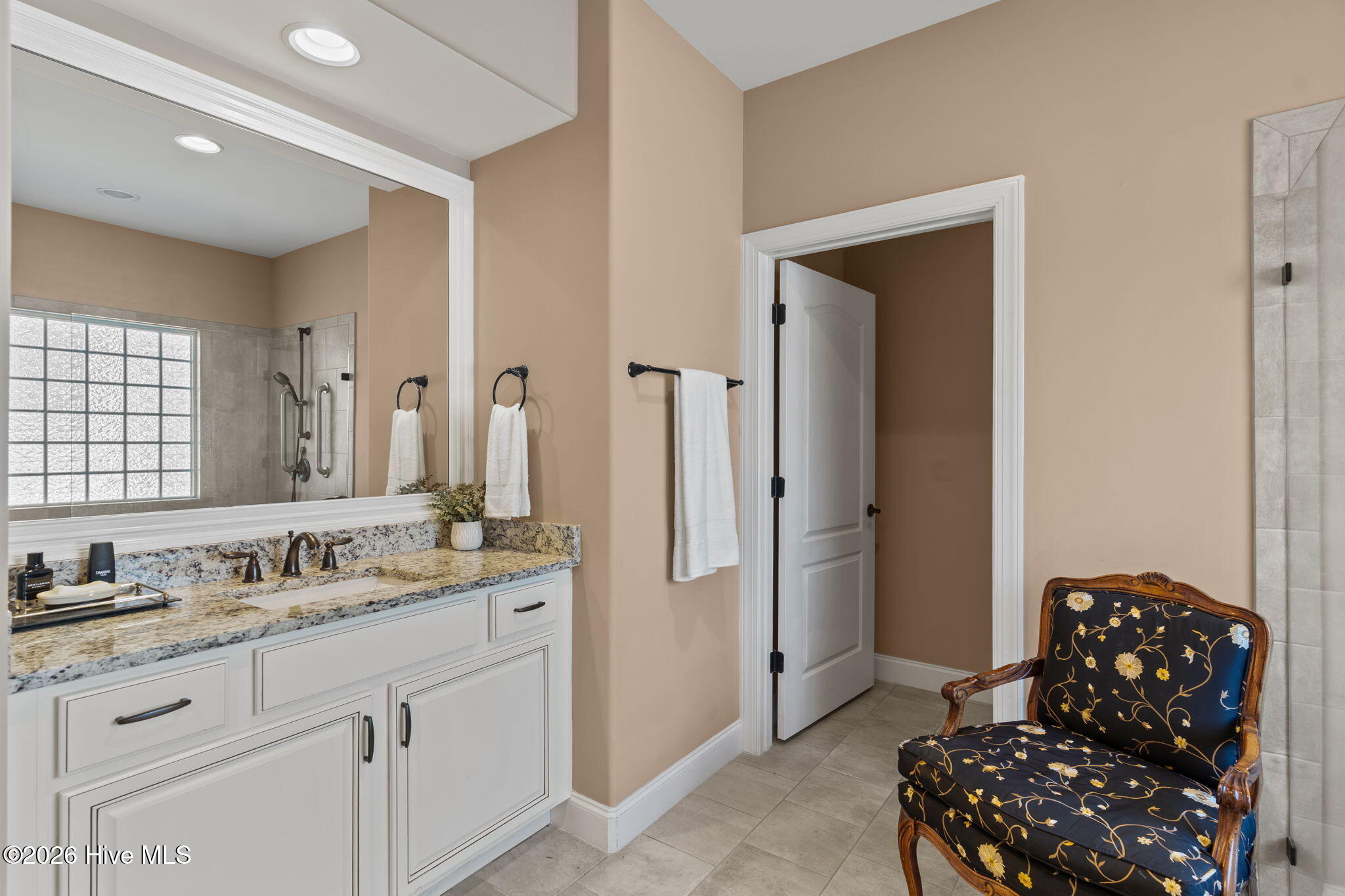 100561324 | Photo 21