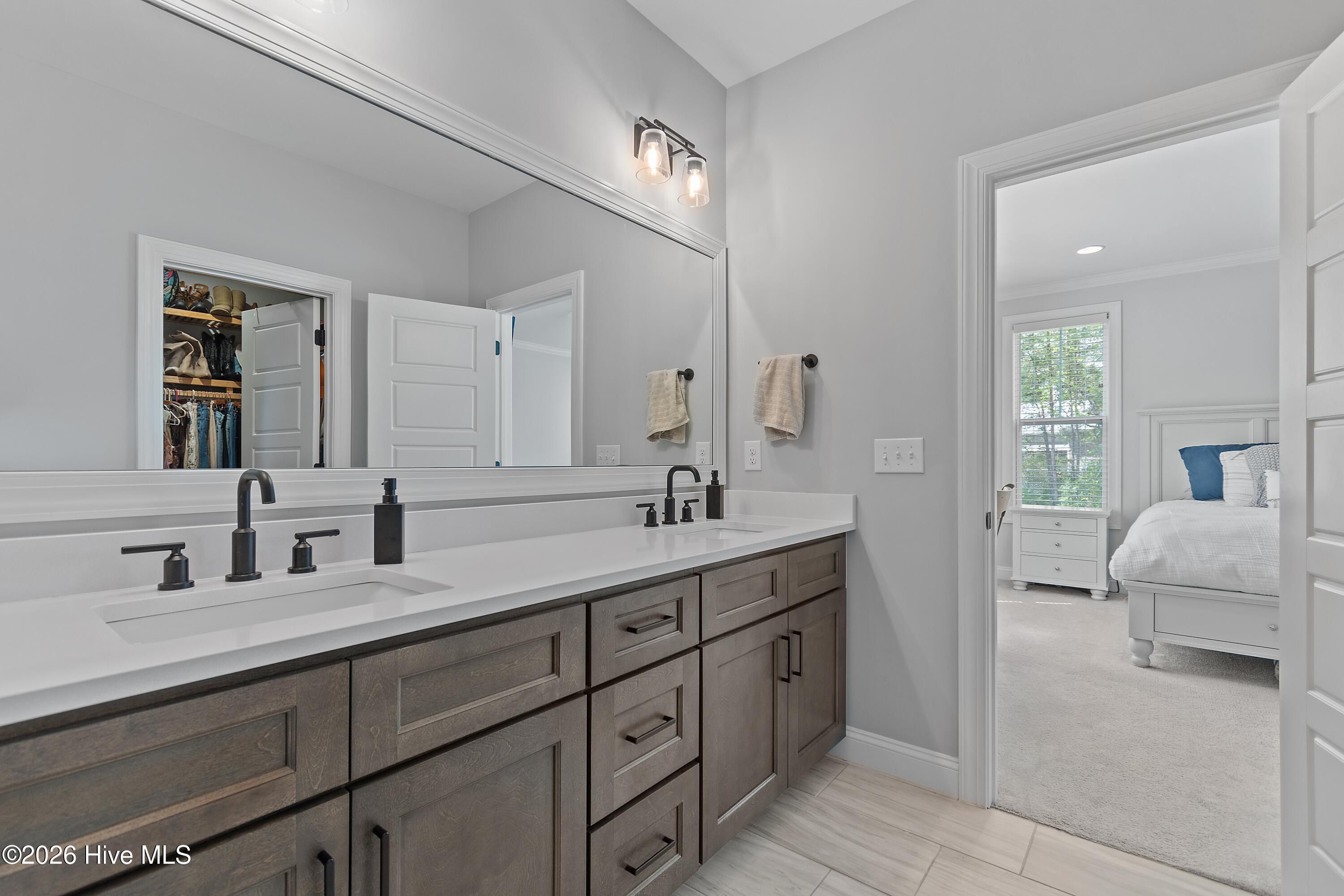 100565017 | Photo 33