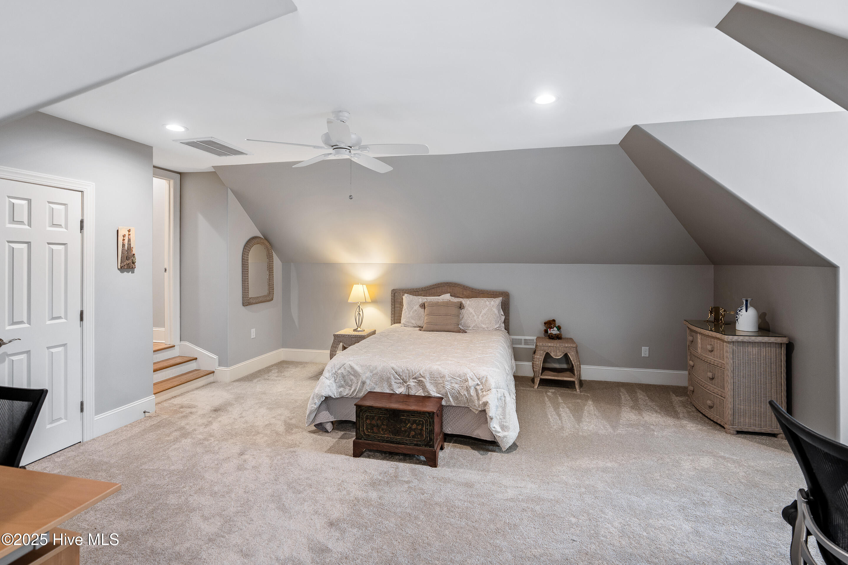 100549058 | Photo 47