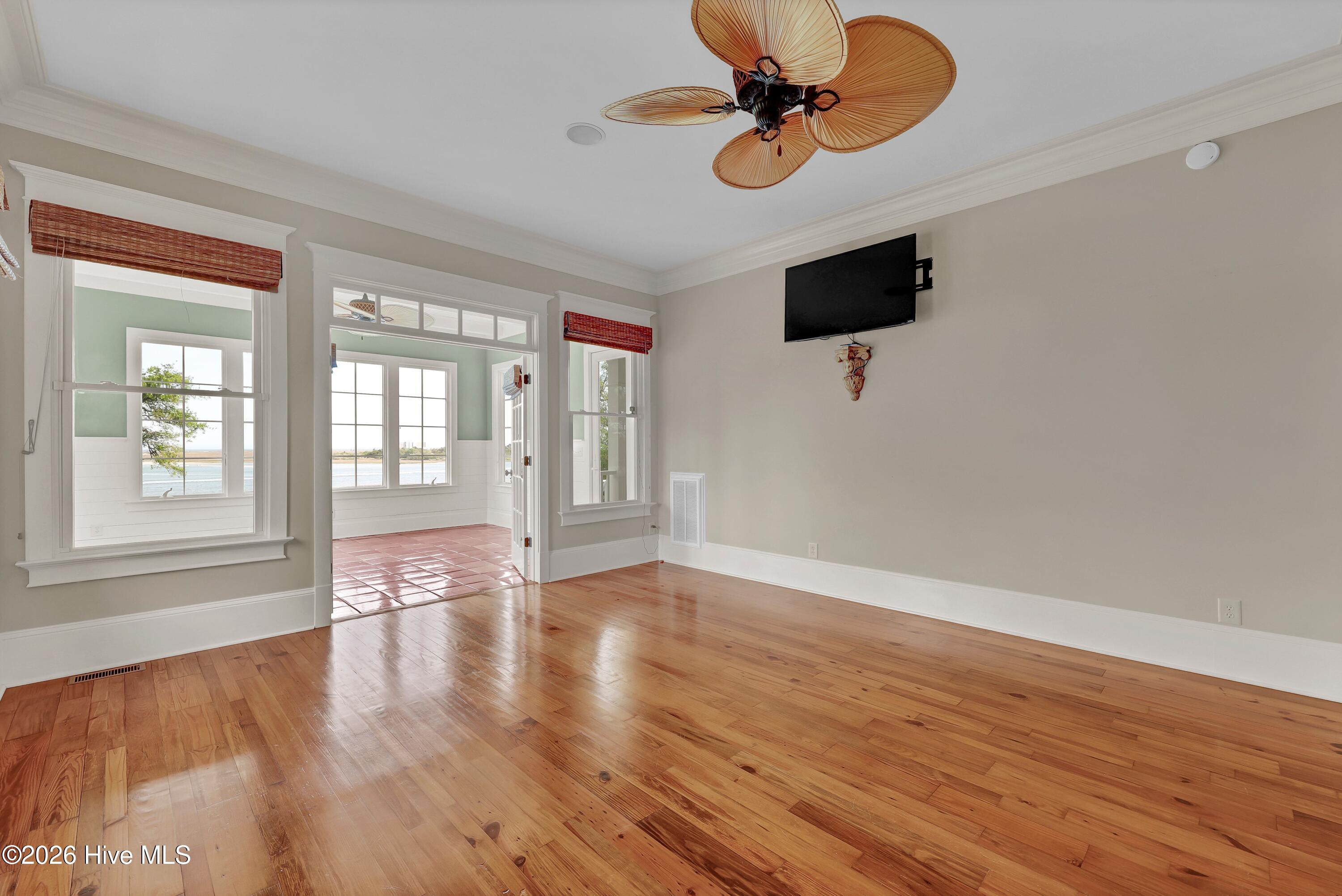 100569484 | Photo 38