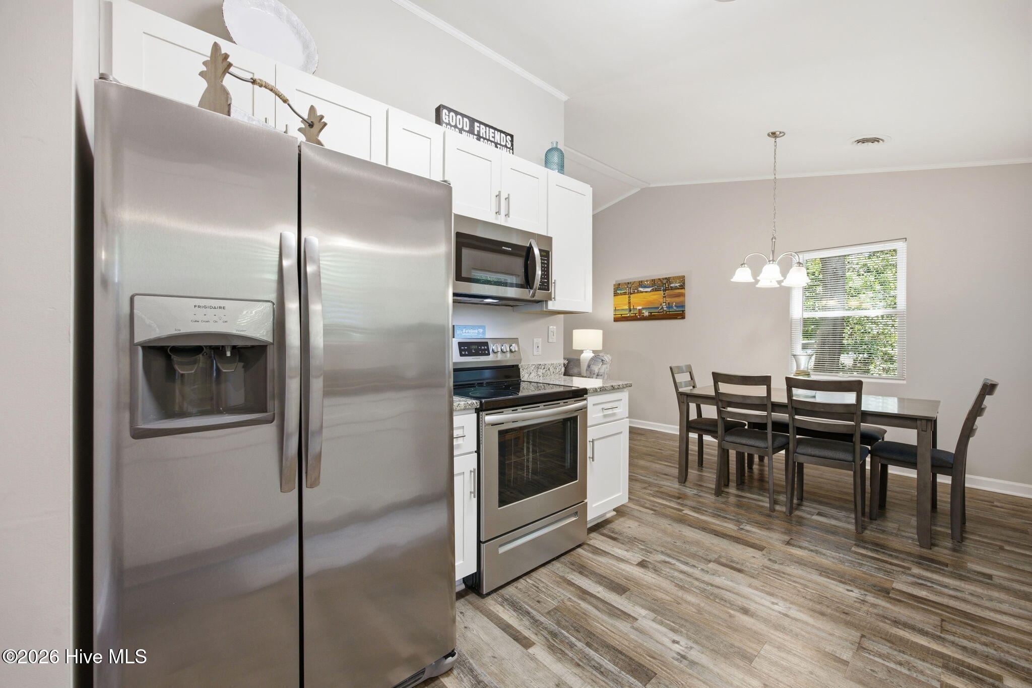 100569426 | Photo 33