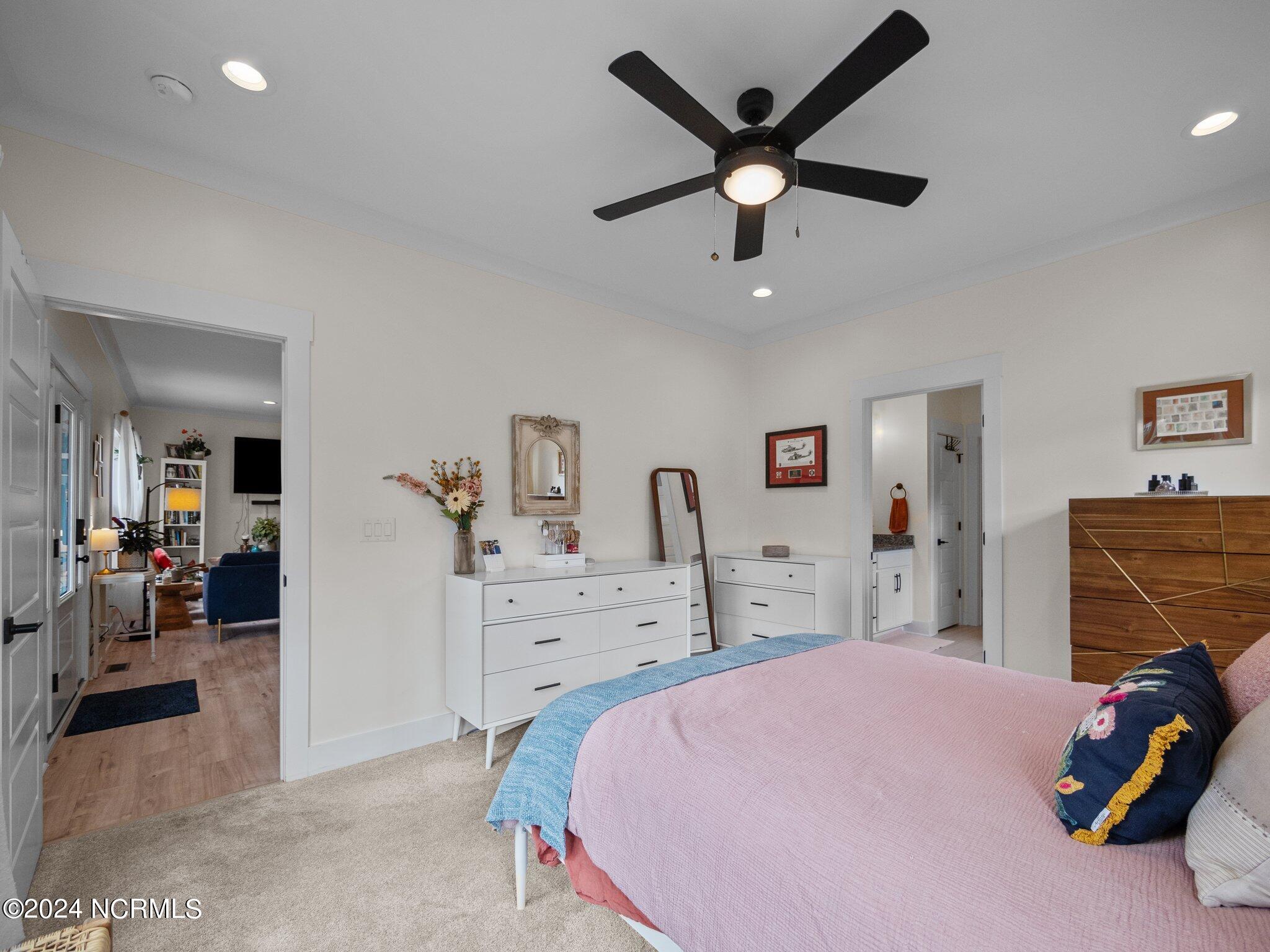 100560825 | Photo 25