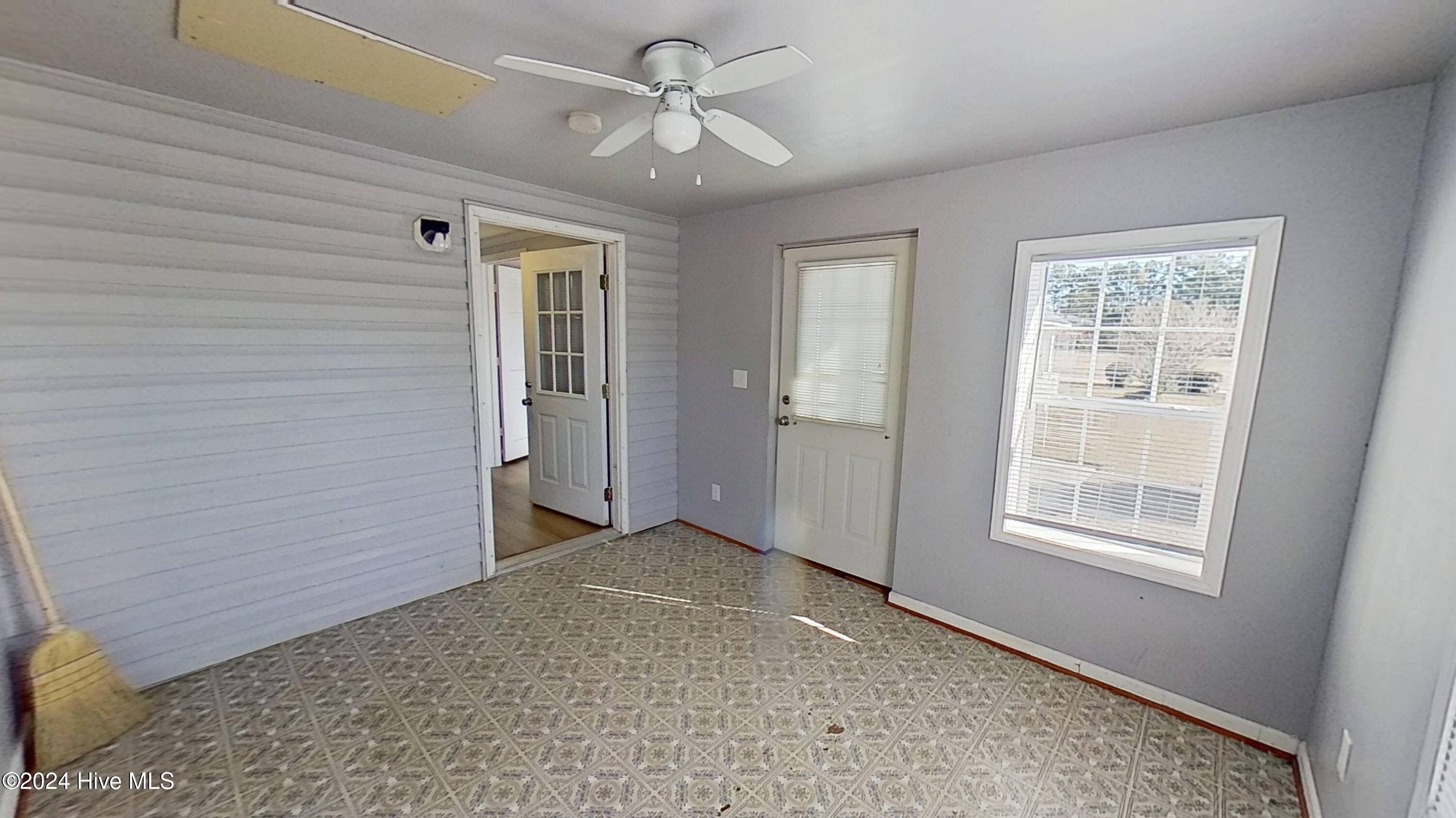 100550318 | Photo 17