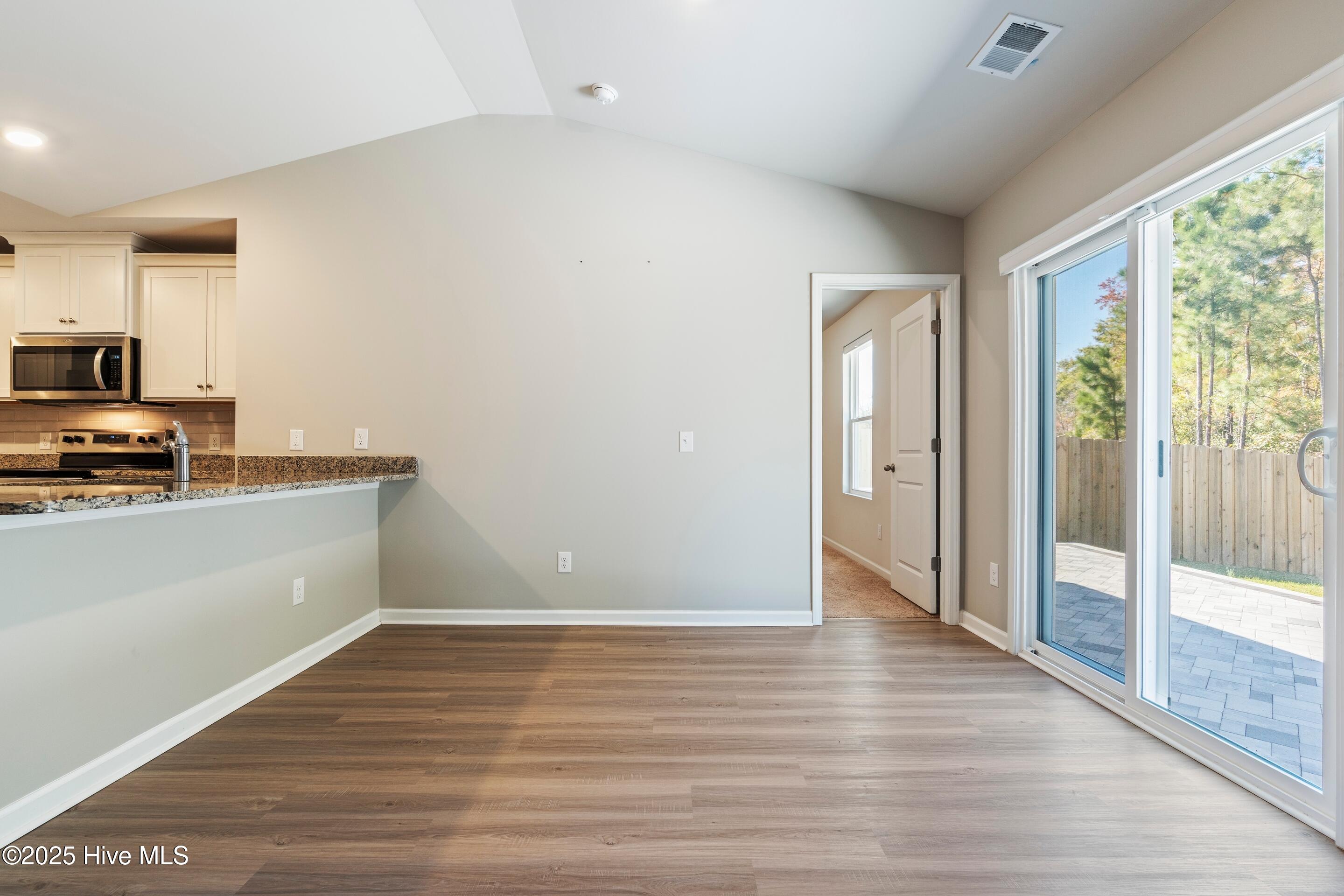 100539921 | Photo 12