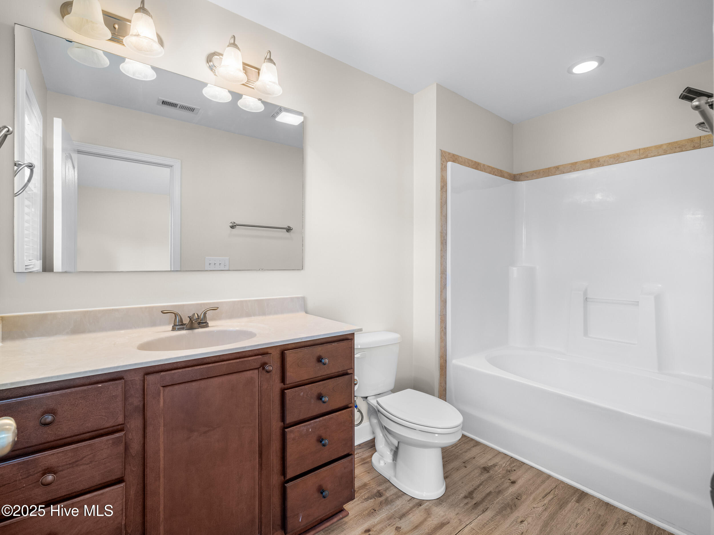 100533825 | Photo 28