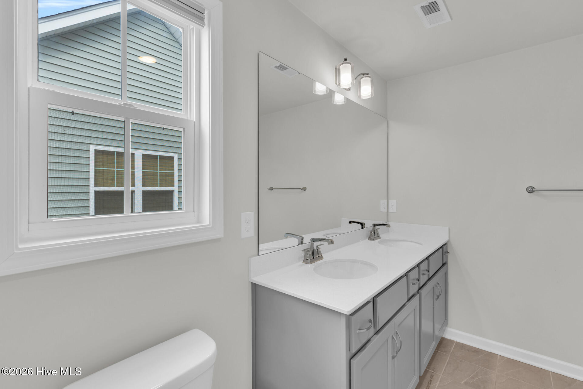 100549355 | Photo 22