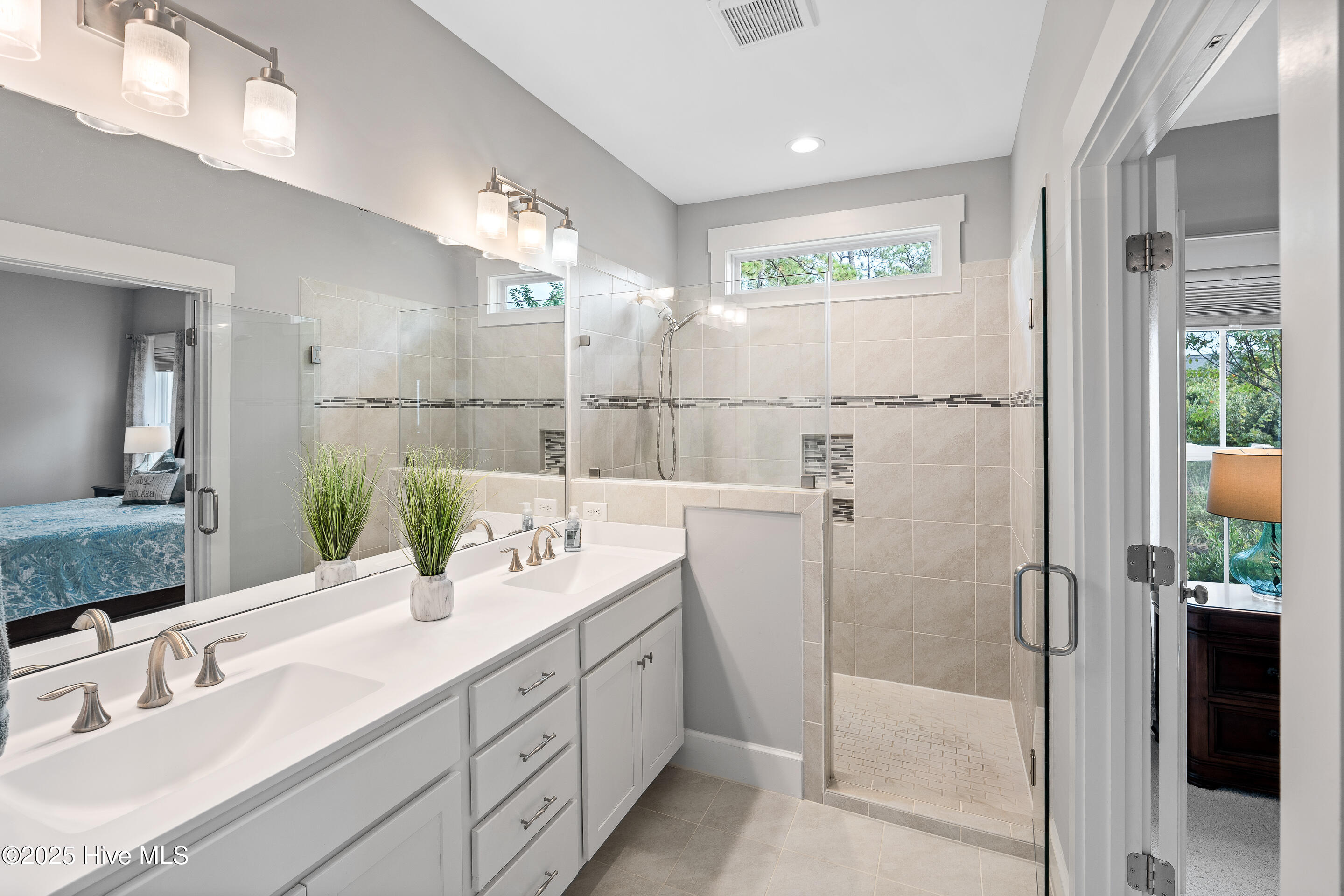 100535201 | Photo 24