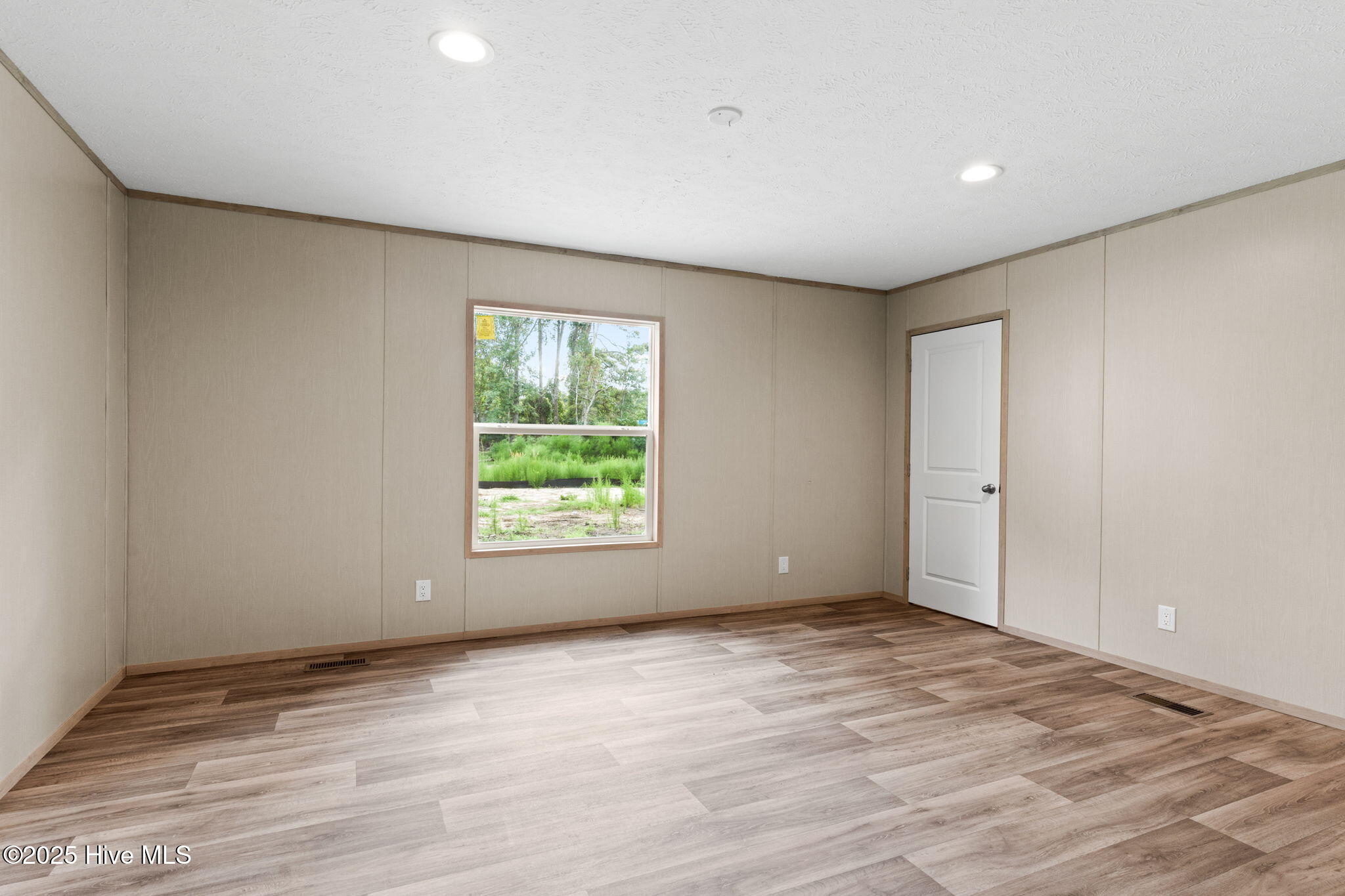 100547608 | Photo 19