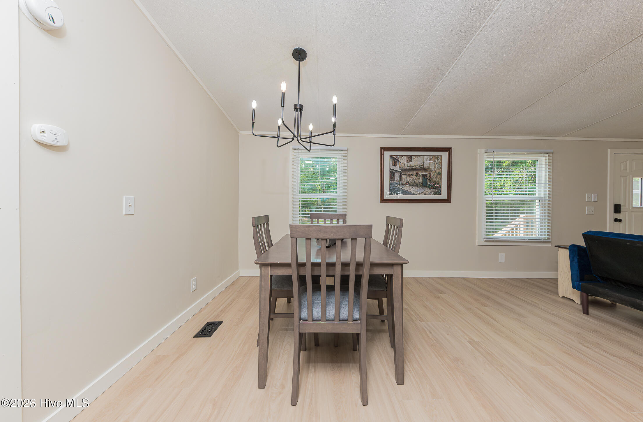 100570278 | Photo 24