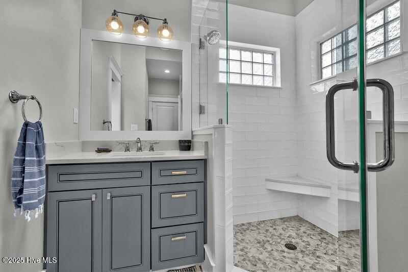 100533910 | Photo 16