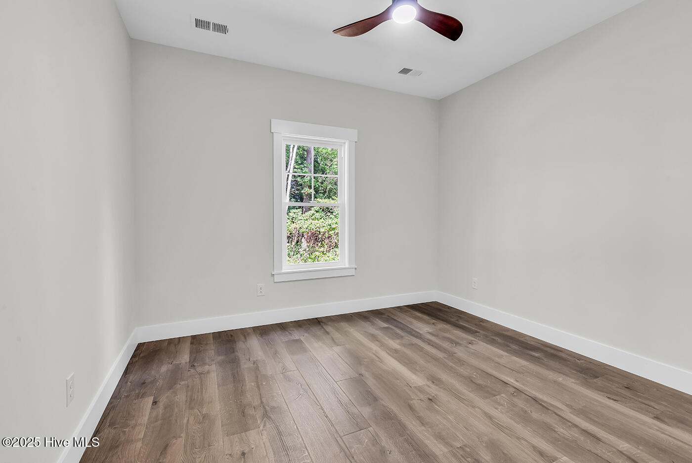 100502261 | Photo 24