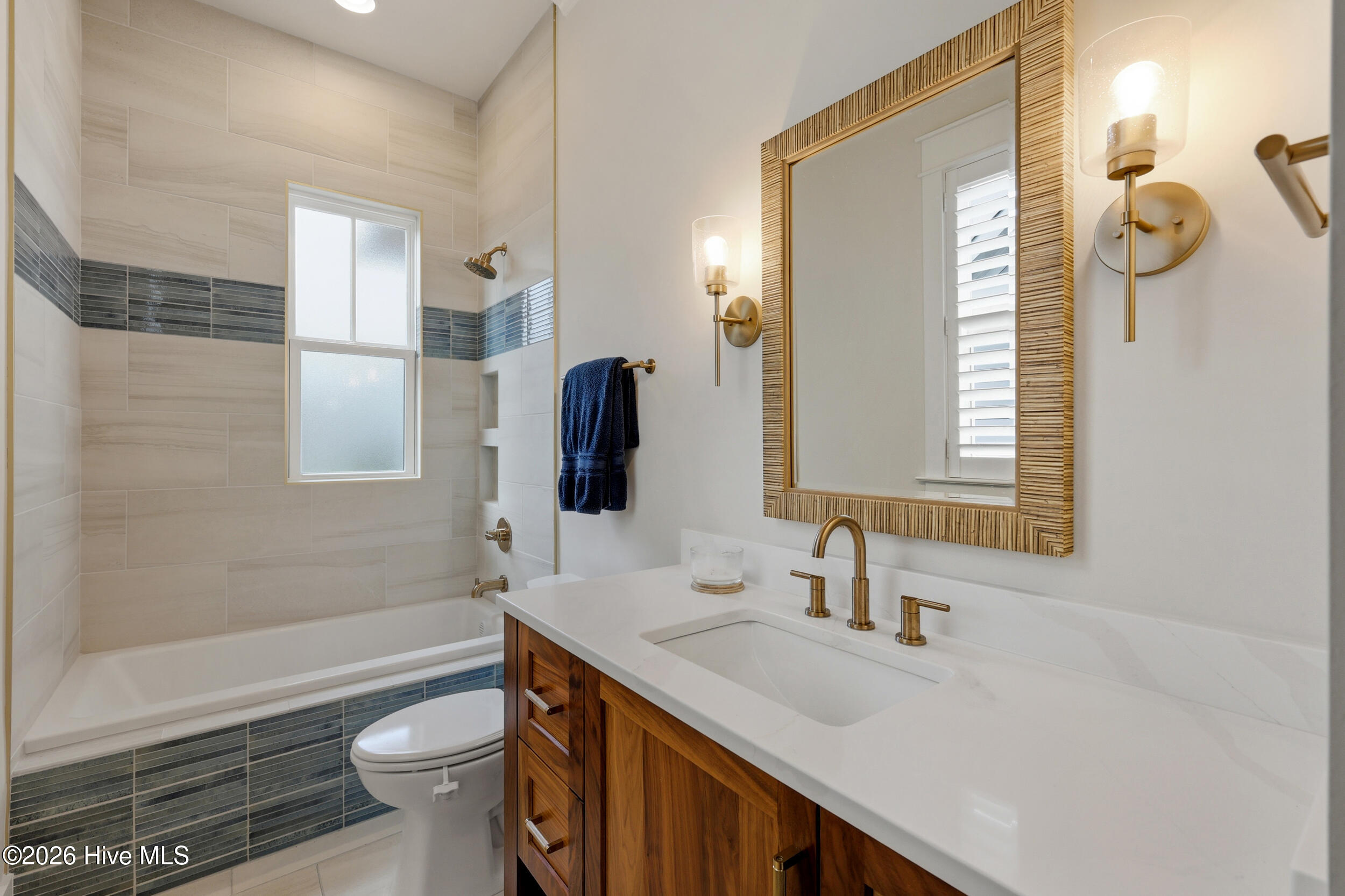 100566937 | Photo 46