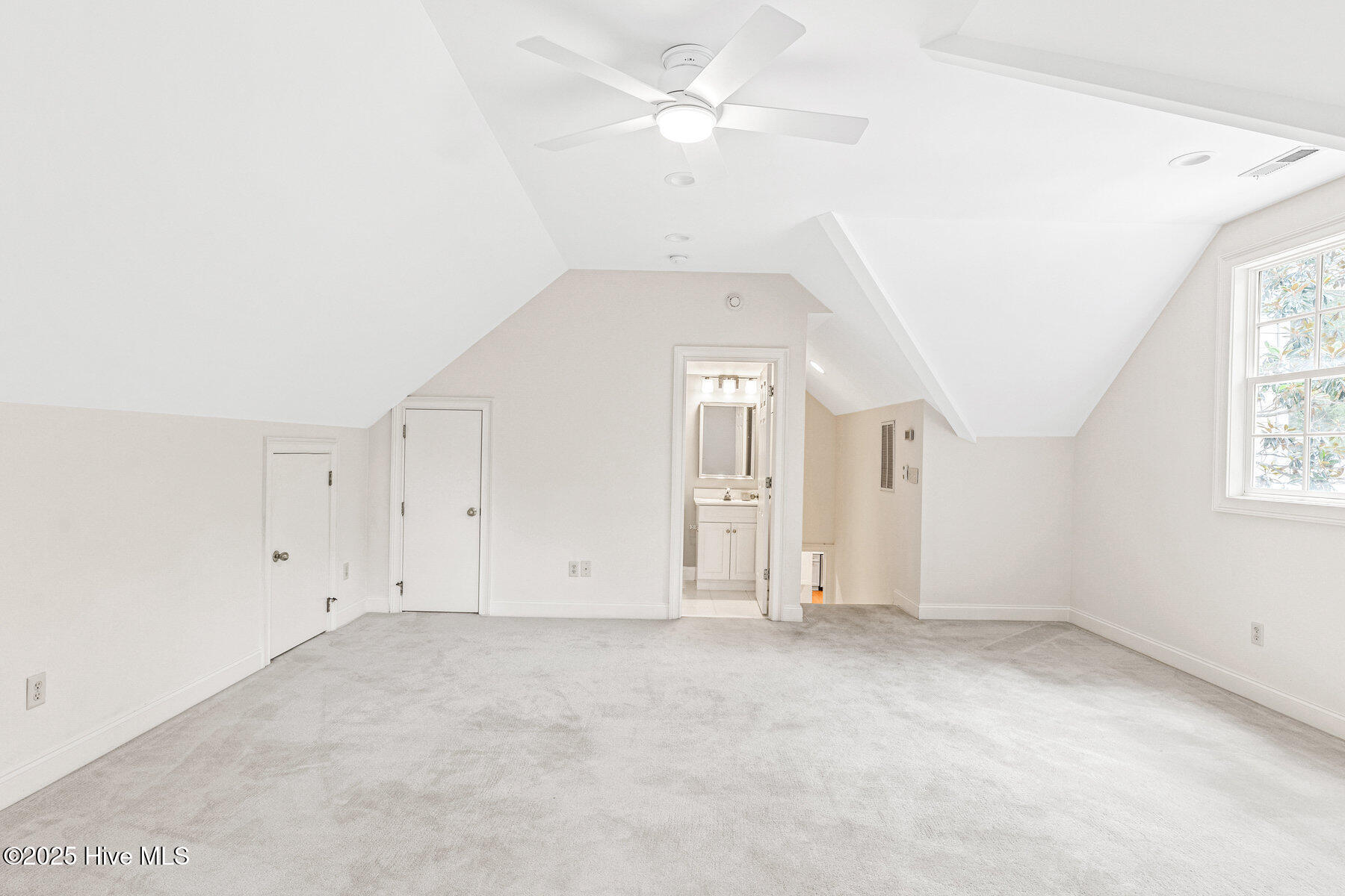 100495433 | Photo 35