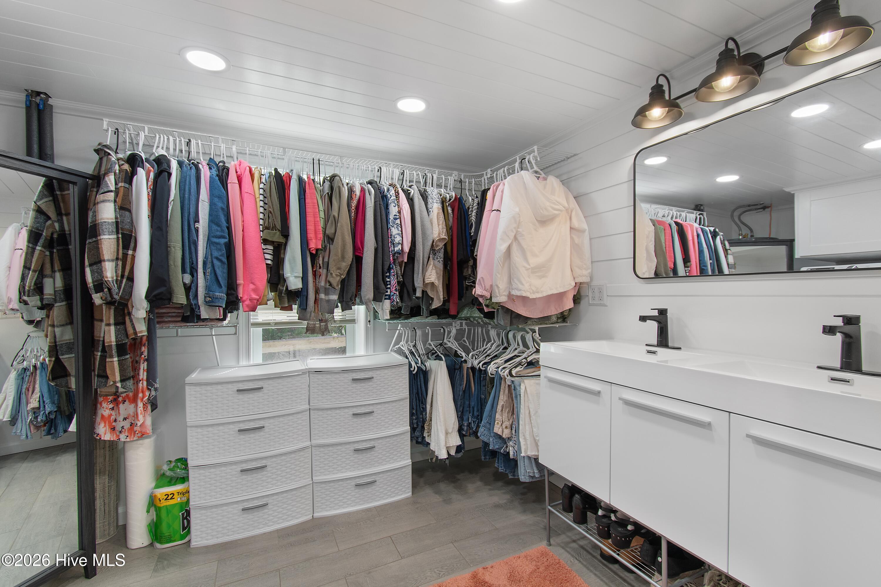 100567968 | Photo 46