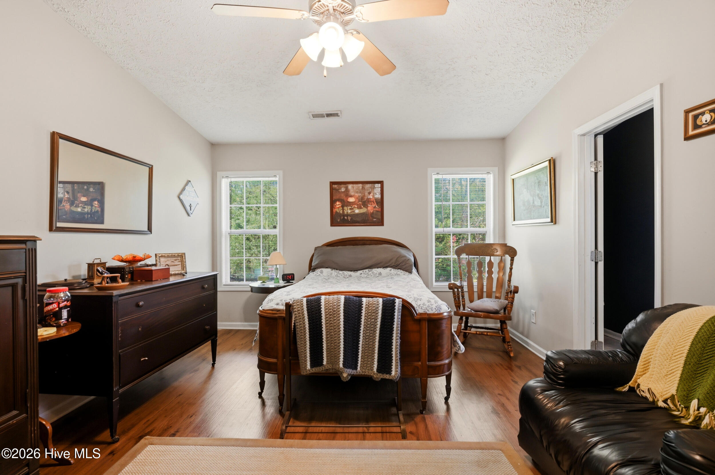 100566143 | Photo 15