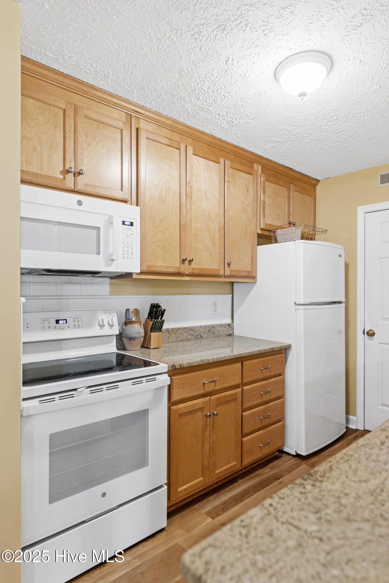 100557763 | Photo 18