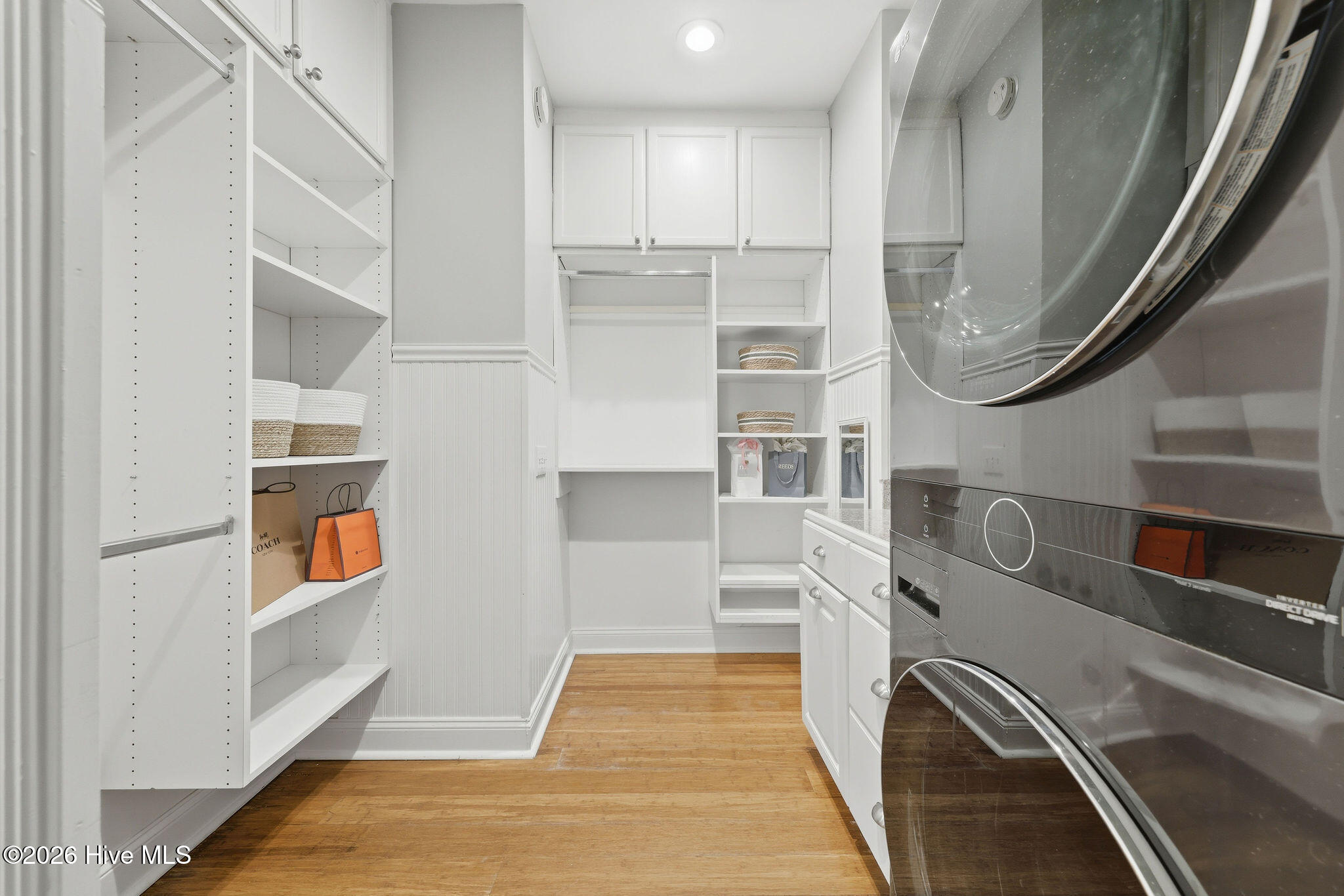 100565537 | Photo 63