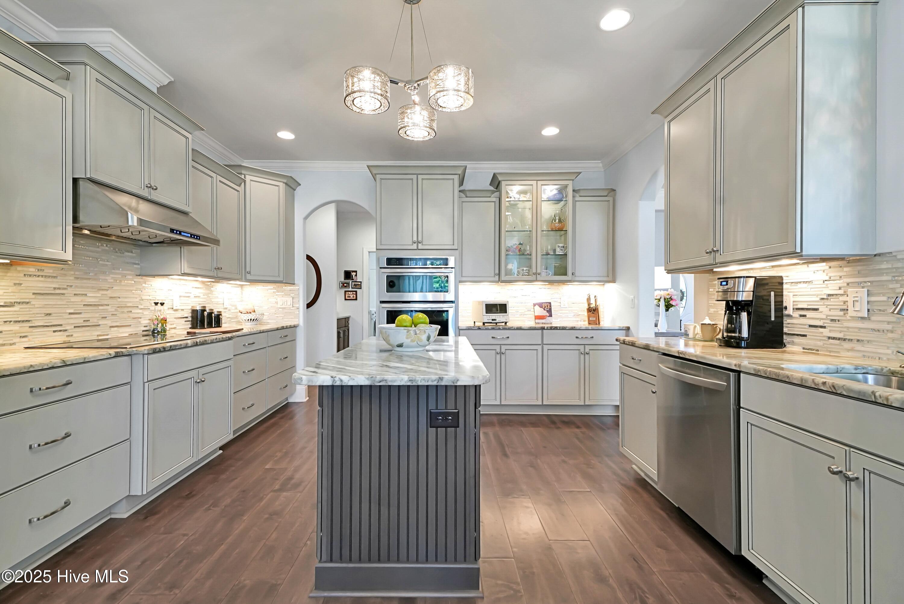 100557169 | Photo 16