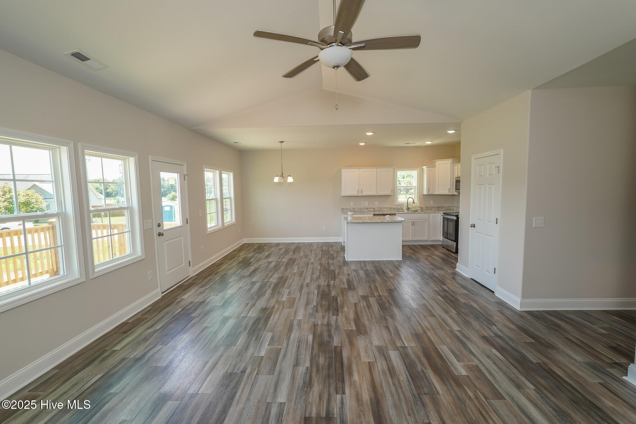 100488193 | Photo 25