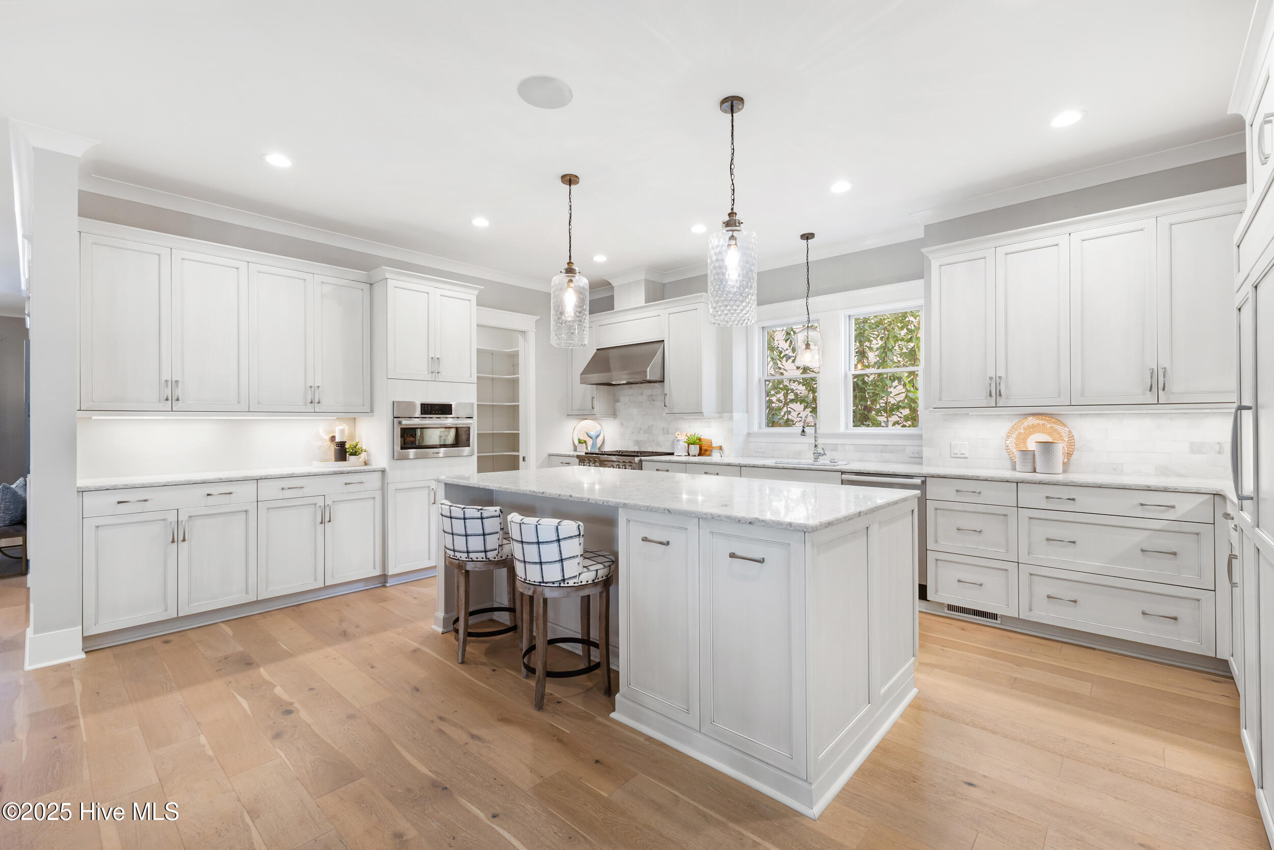 100535952 | Photo 35