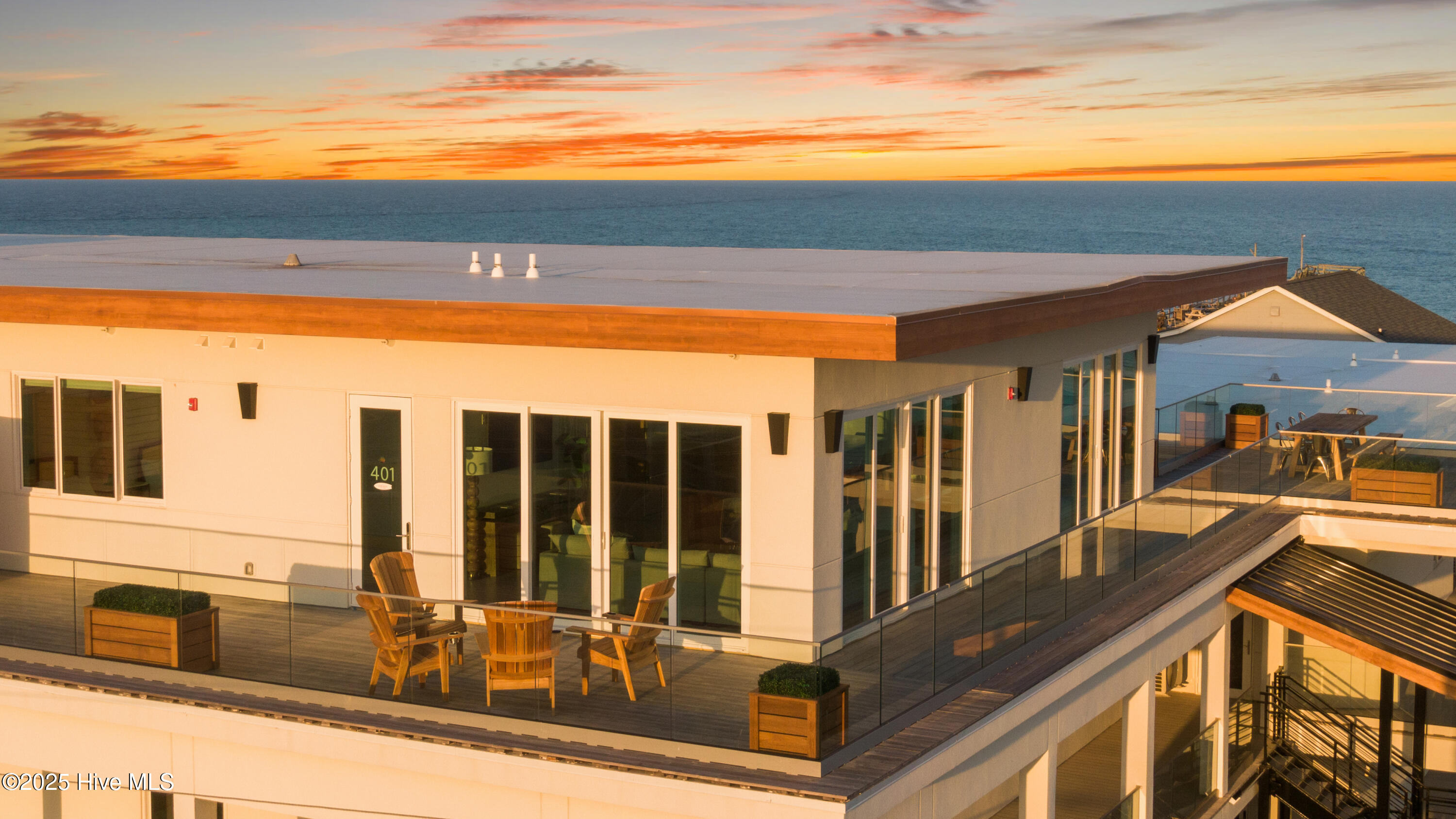 100523204 | Photo 53