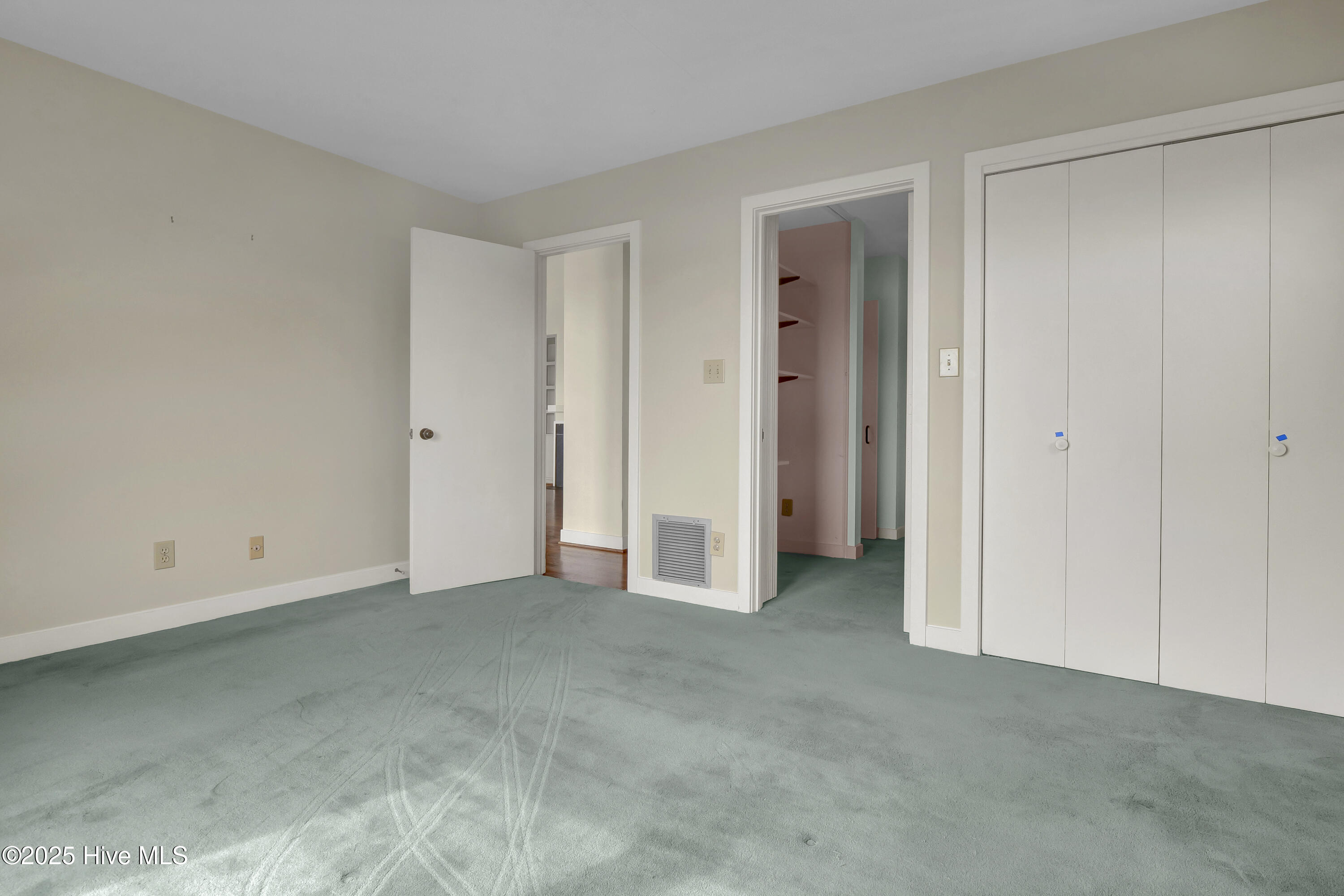 100527389 | Photo 21