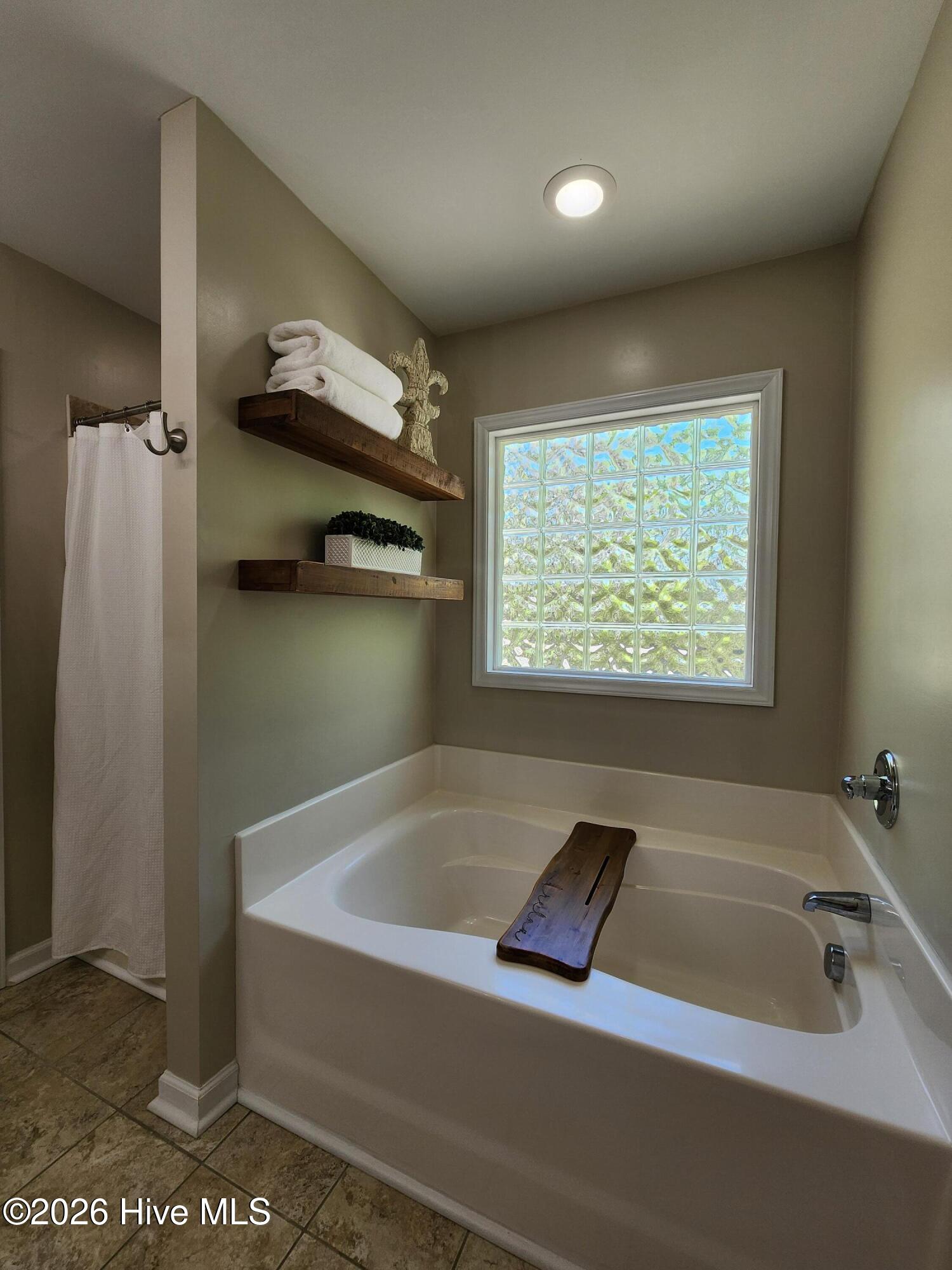 100570364 | Photo 32