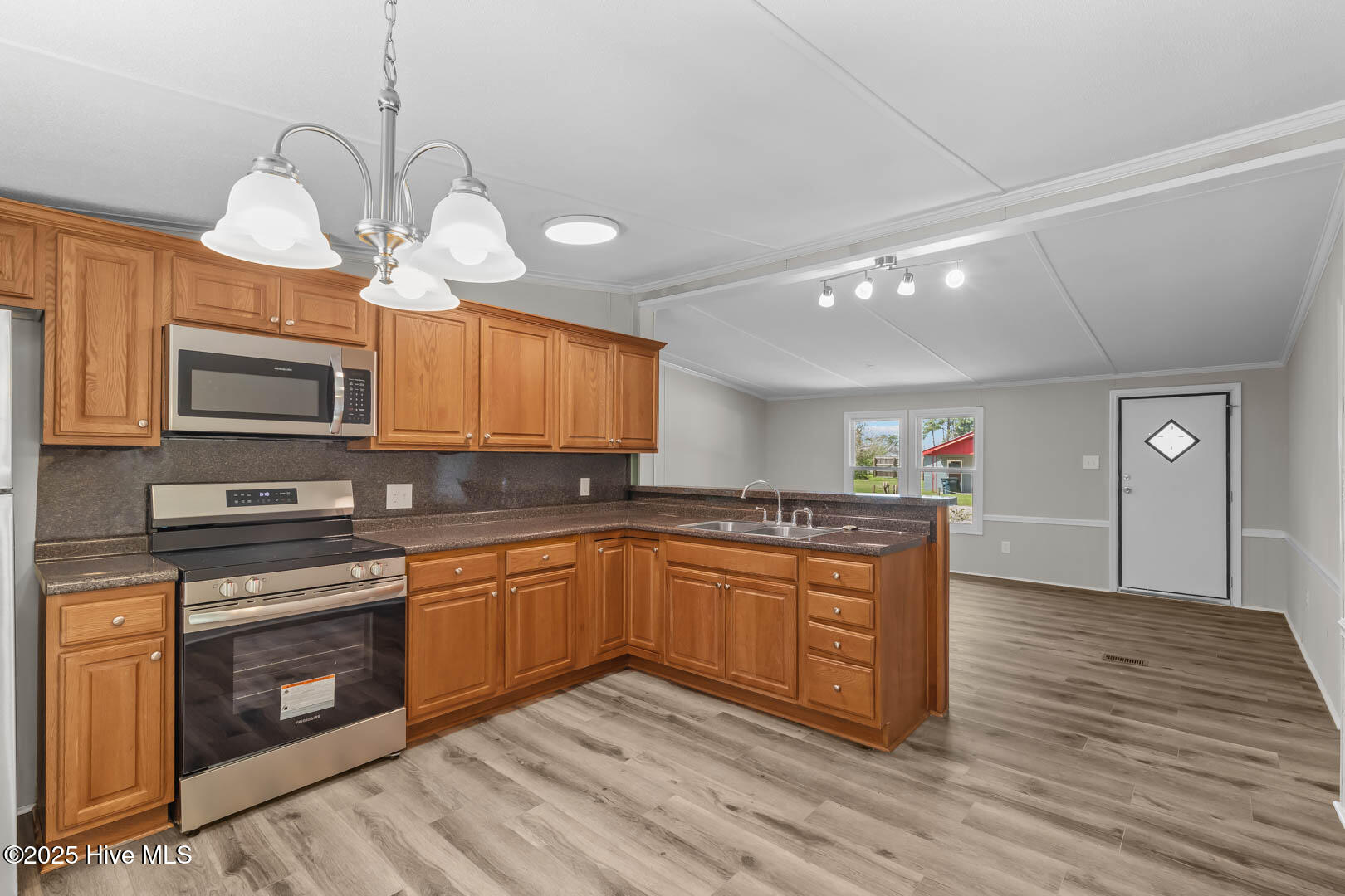 100565795 | Photo 12