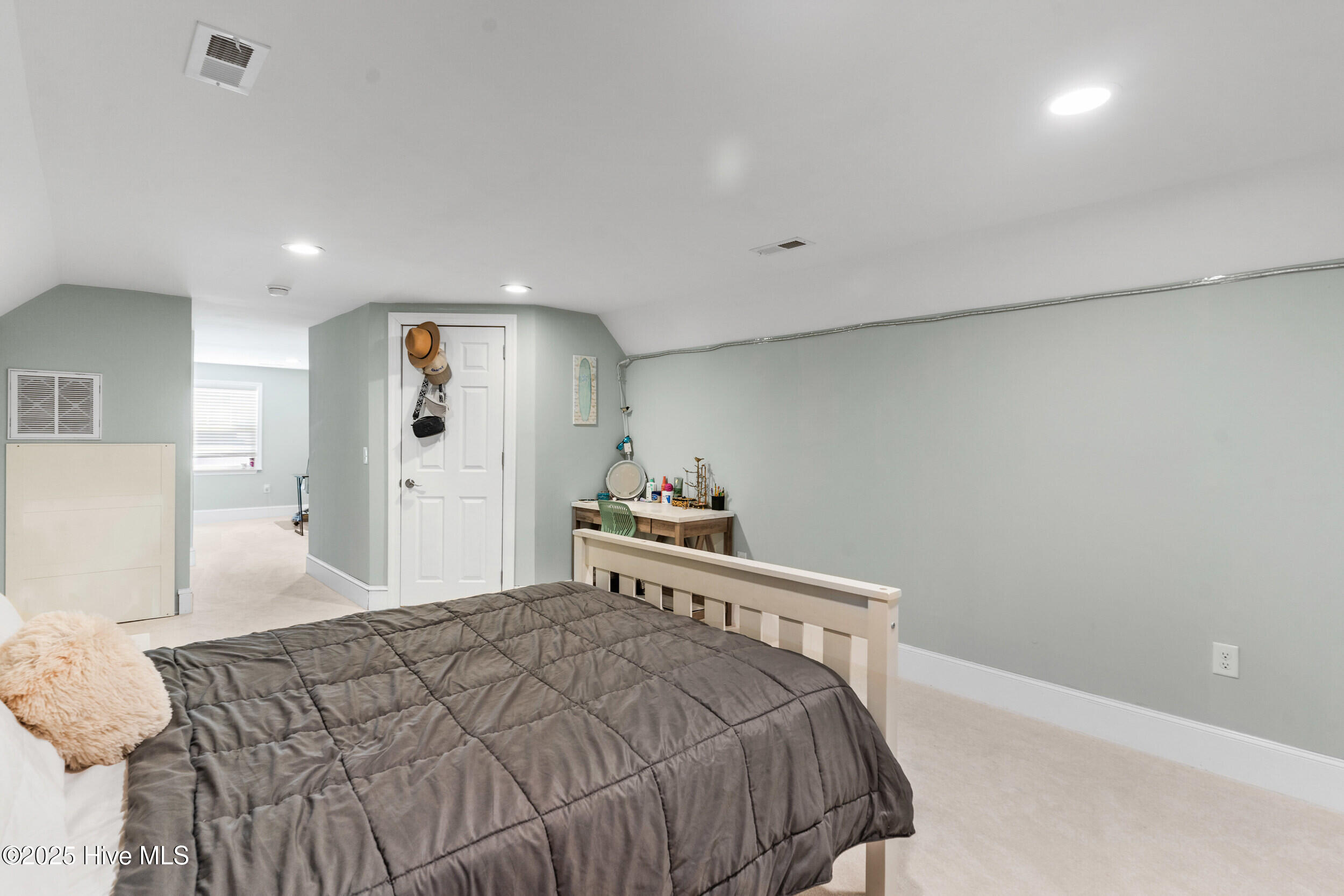 100545299 | Photo 36