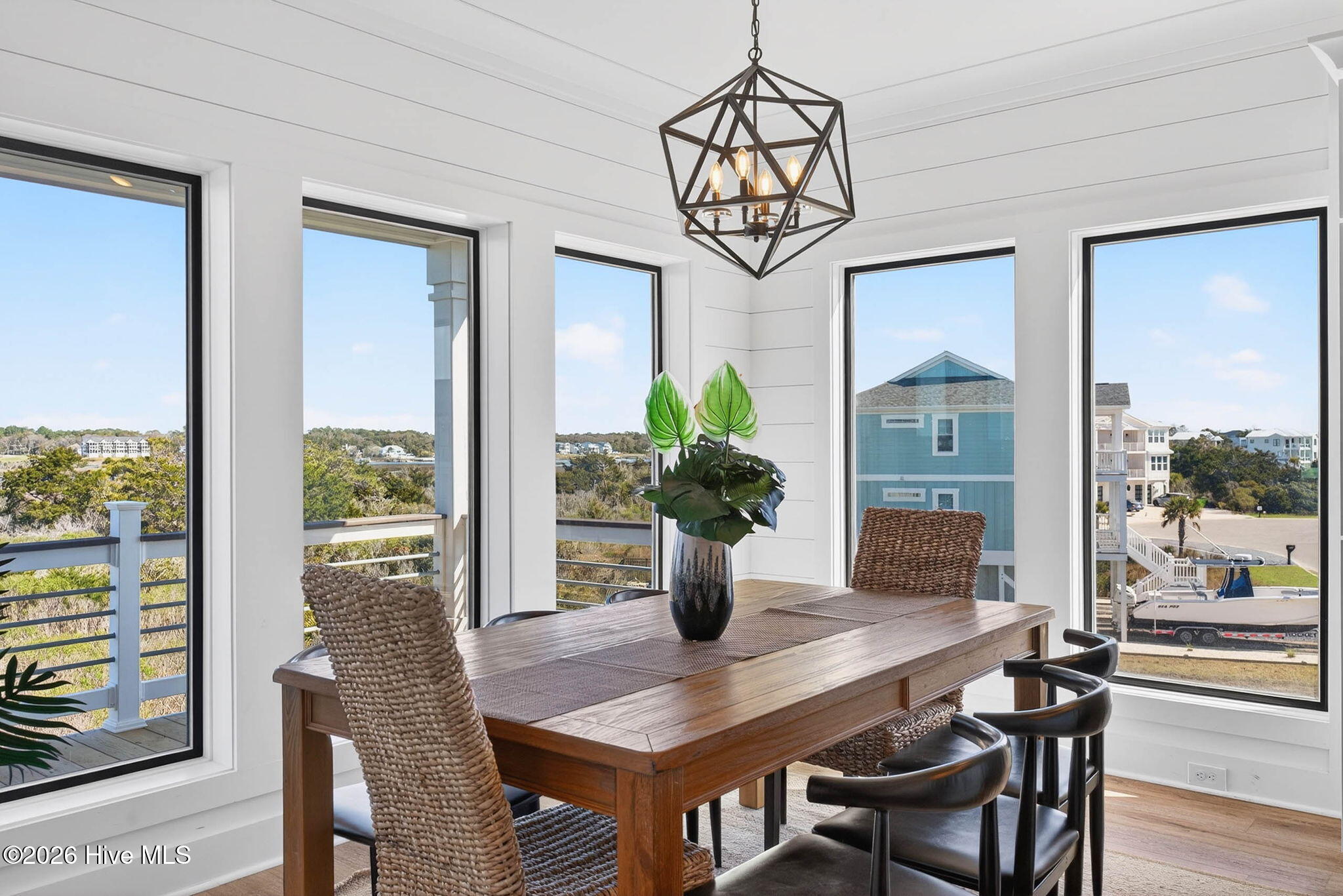 100561676 | Photo 11