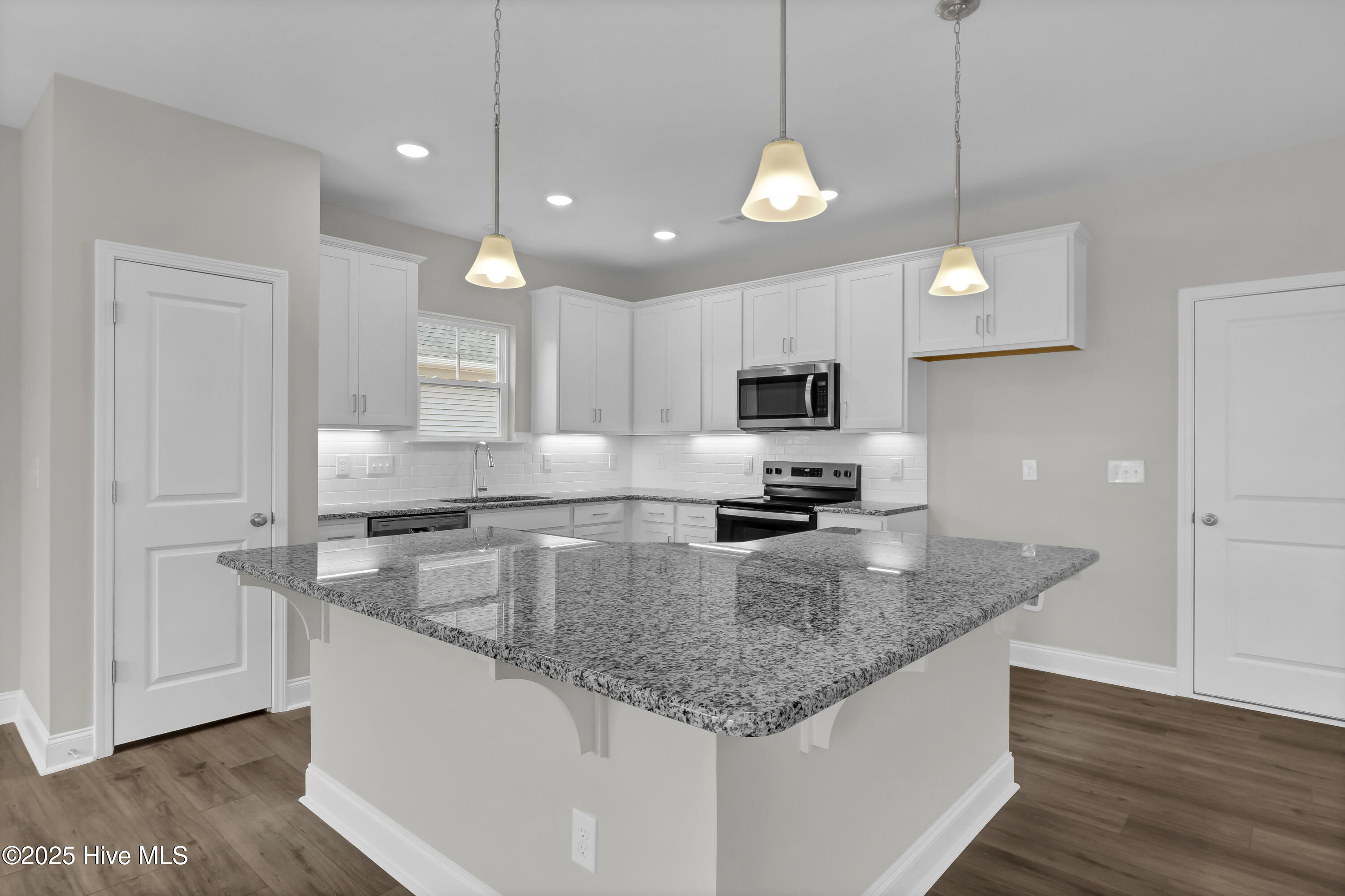 100543348 | Photo 24