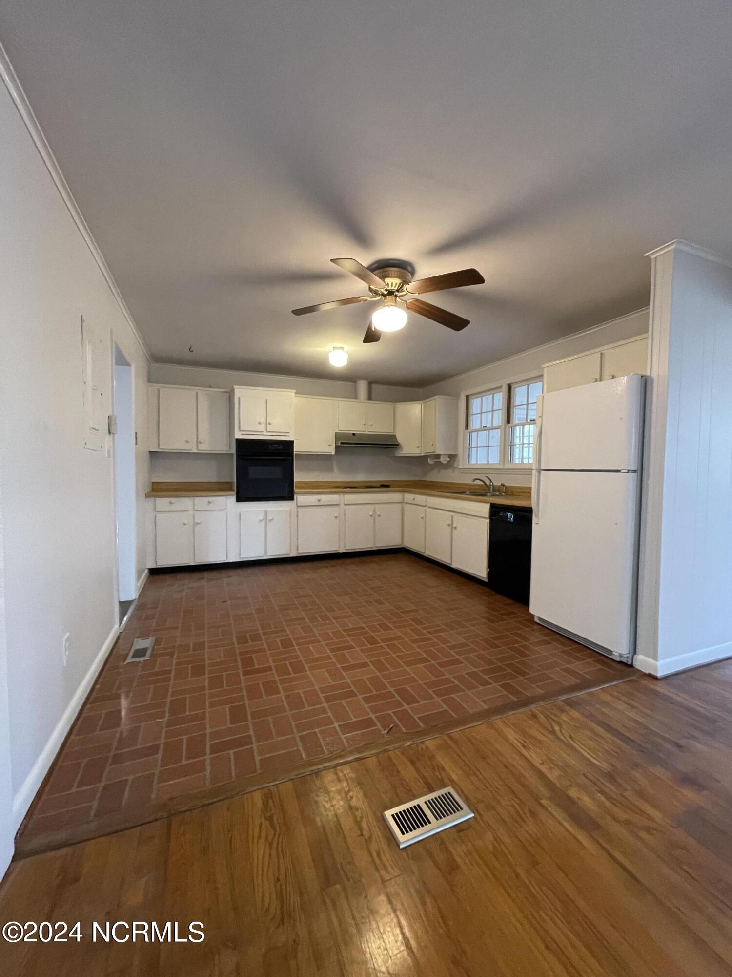 100550614 | Photo 12