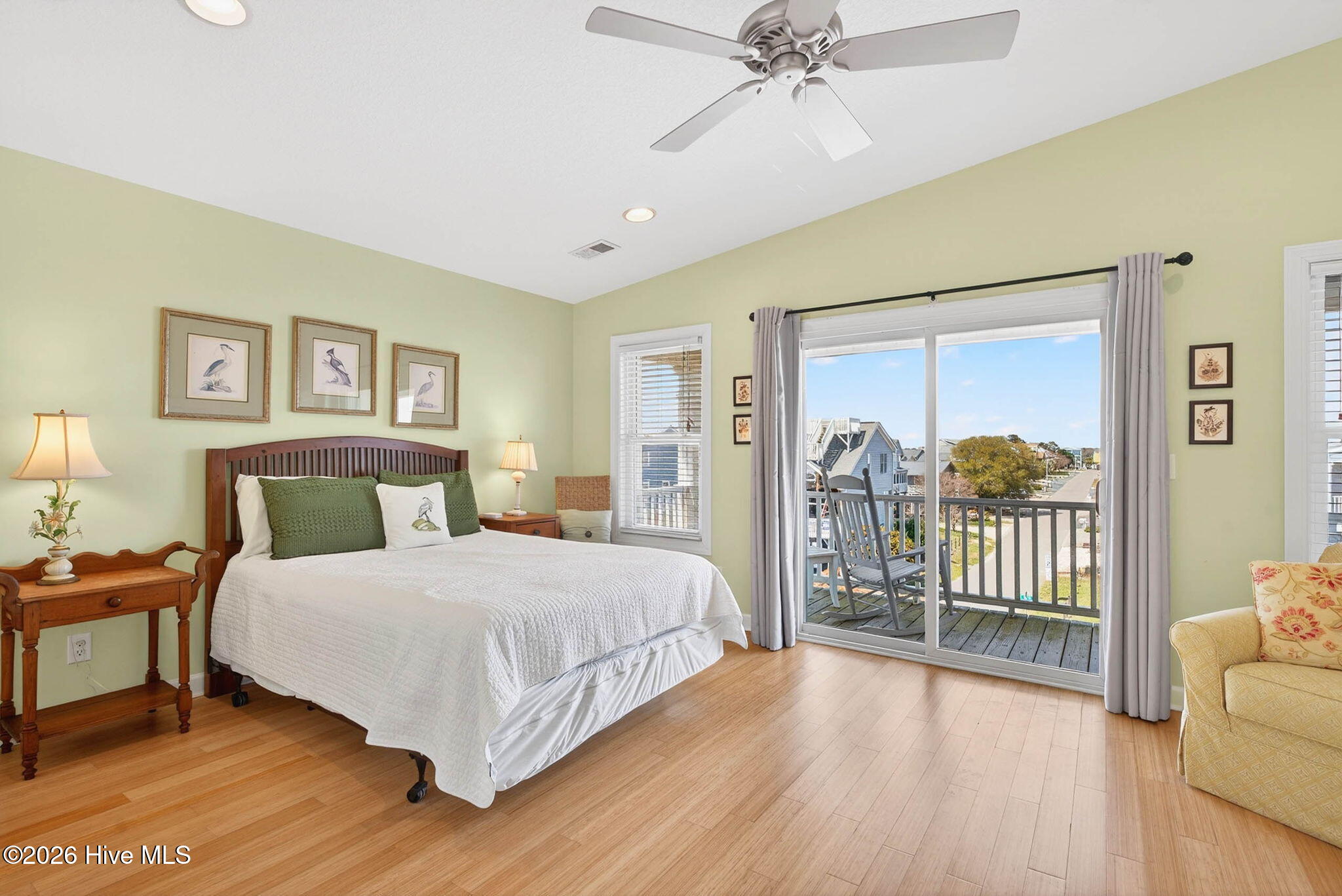 100563244 | Photo 35