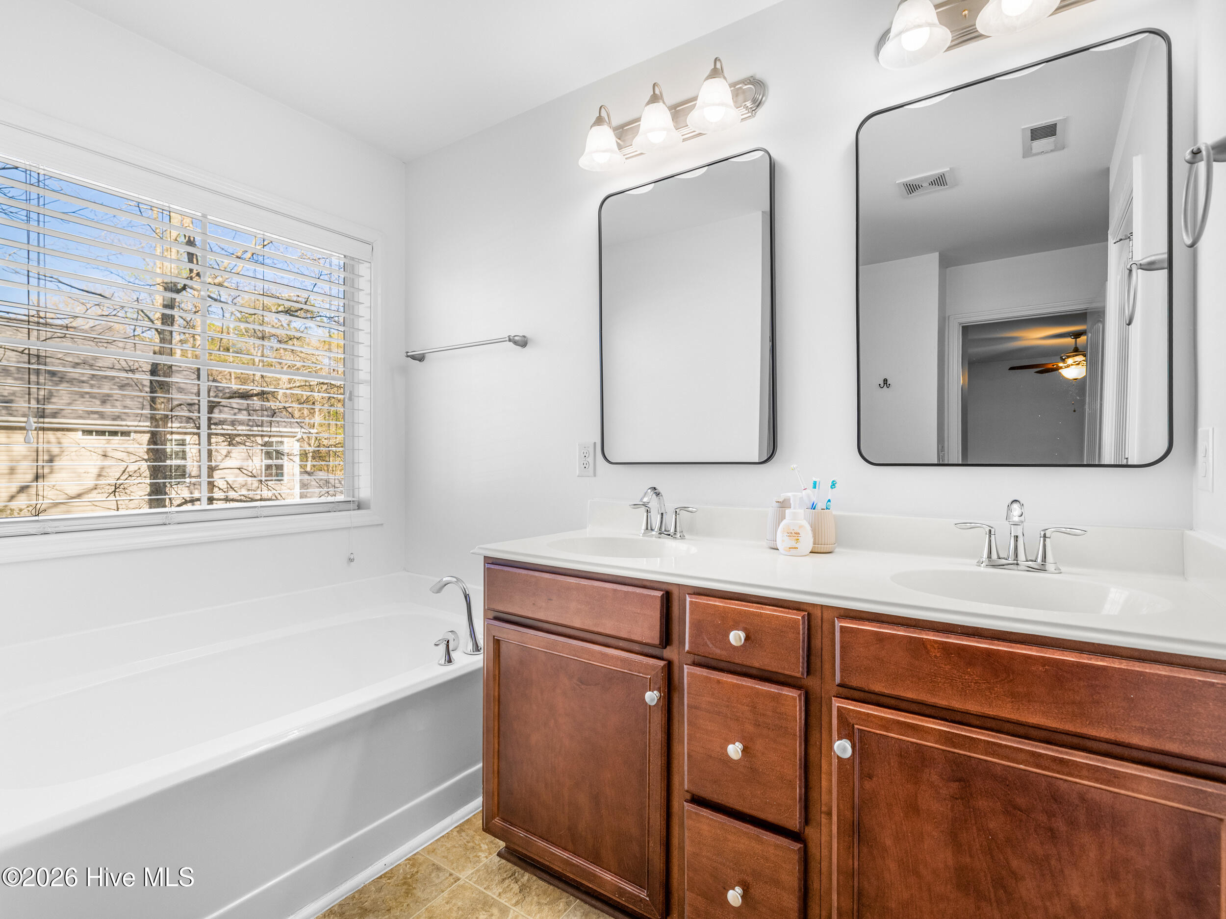 100562171 | Photo 33