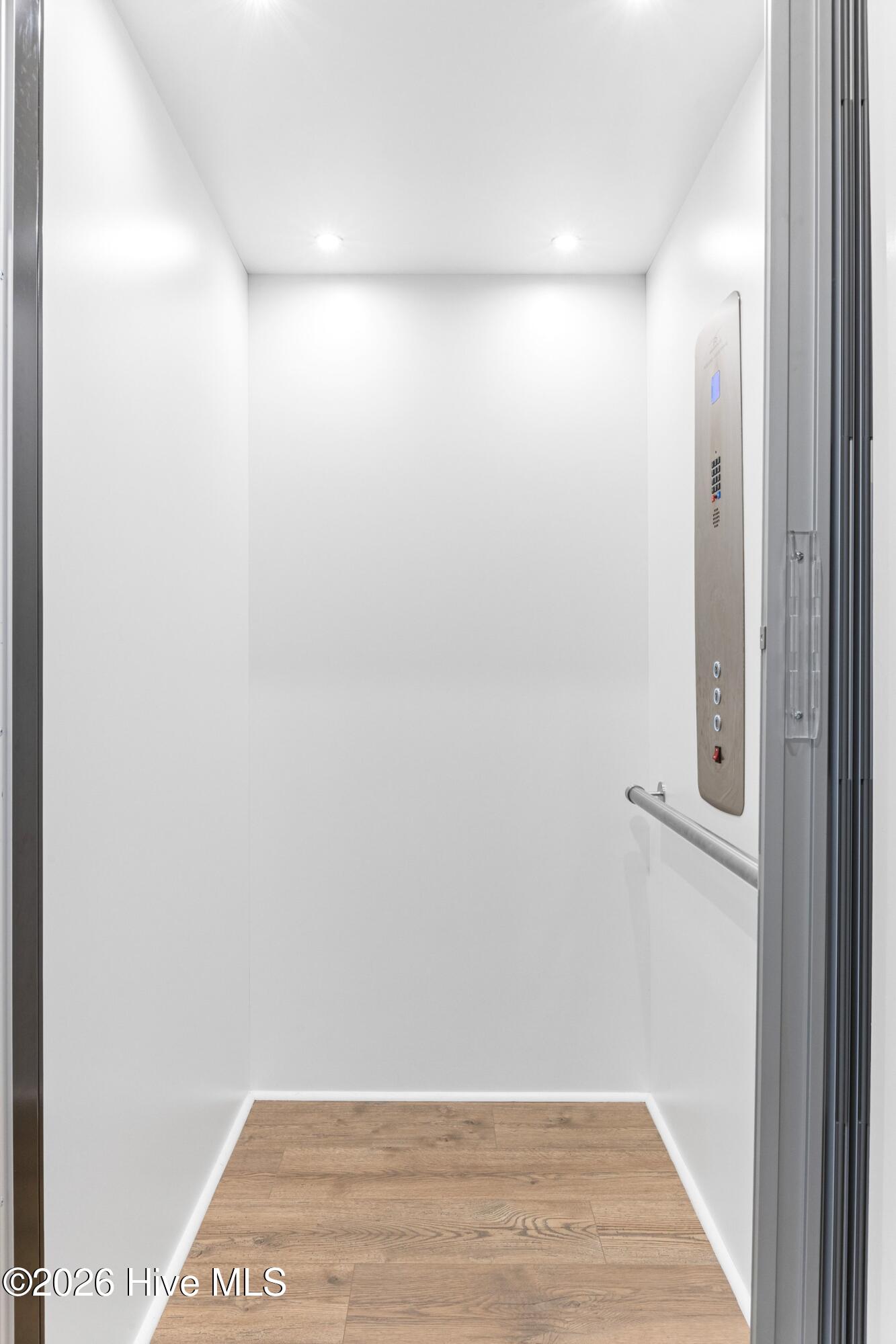 100547333 | Photo 41