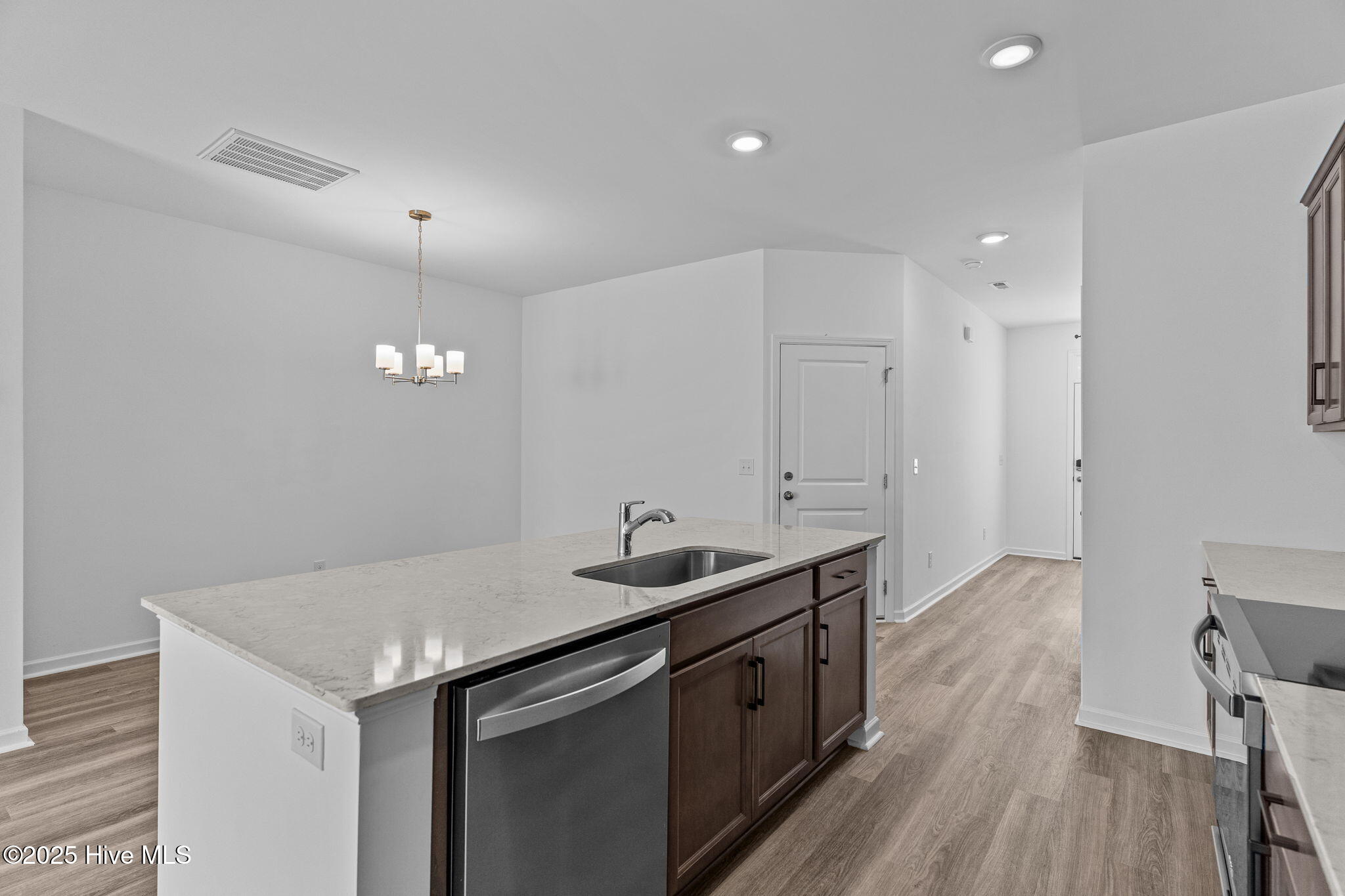 100517036 | Photo 10