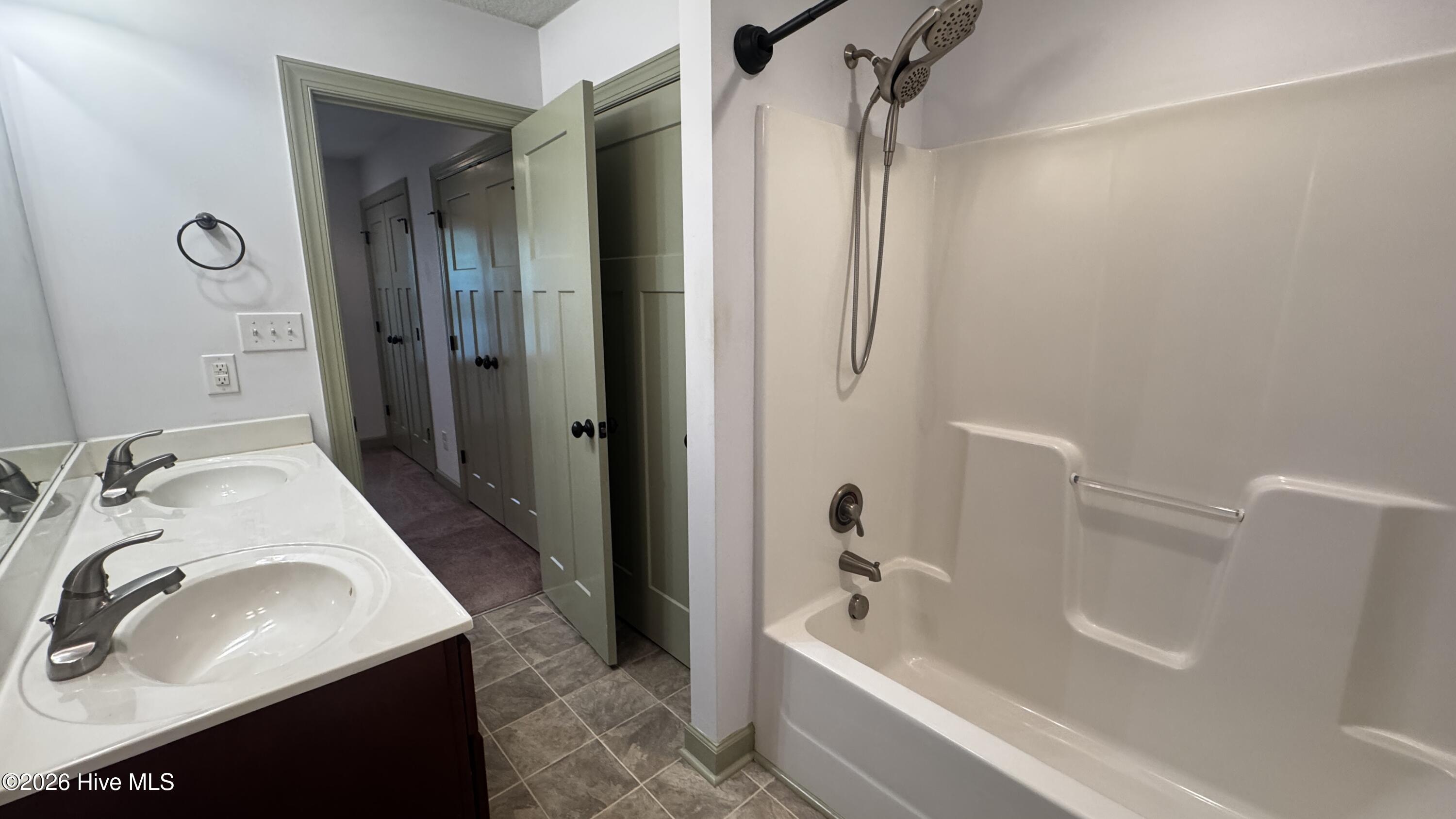 100569883 | Photo 16