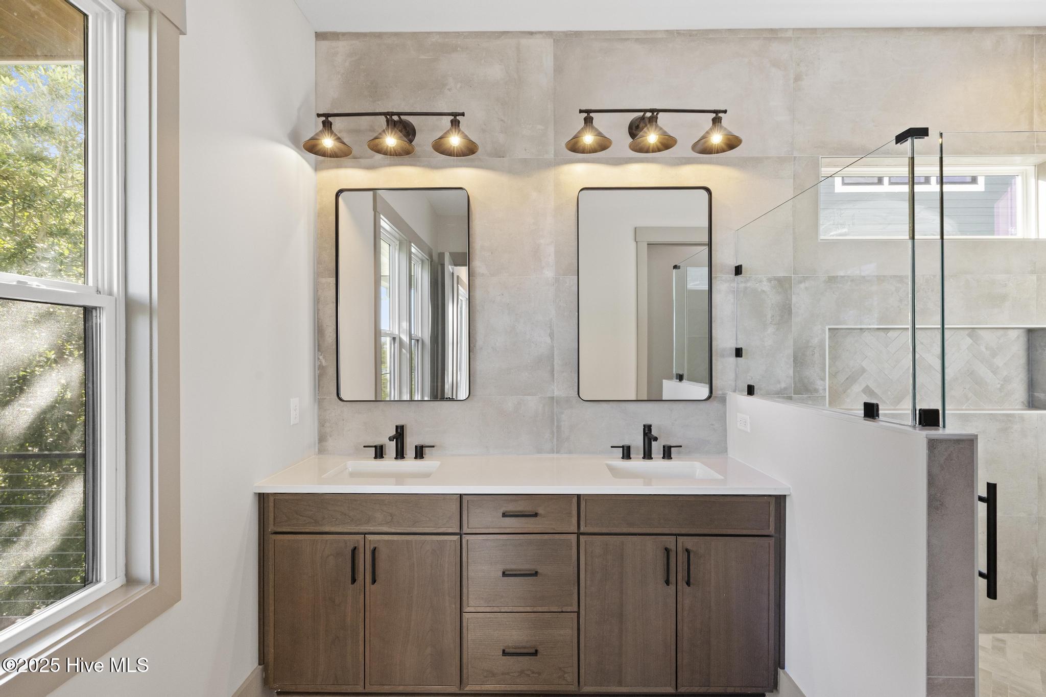 100517946 | Photo 46