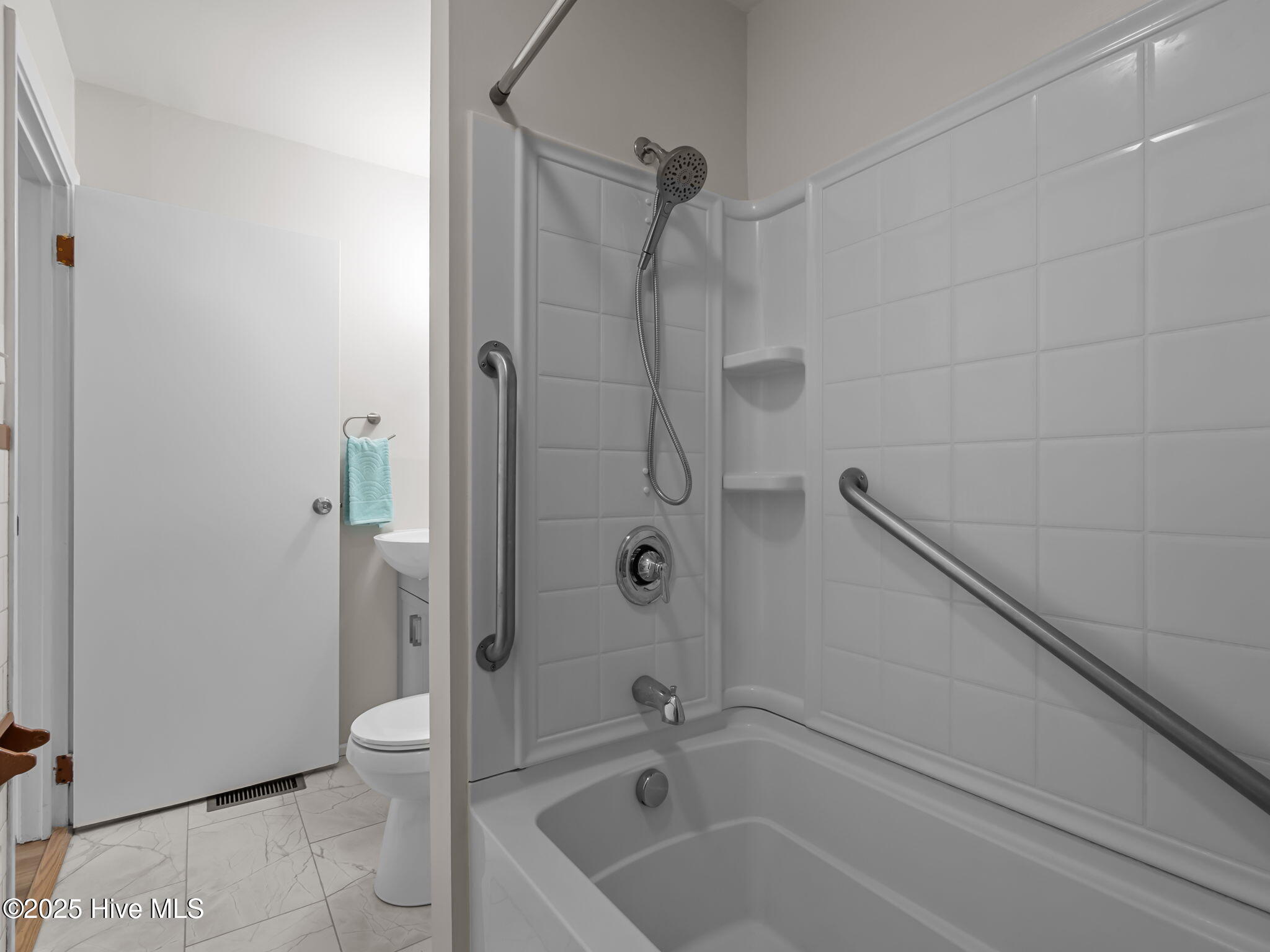 2859 Easy Street,Newport