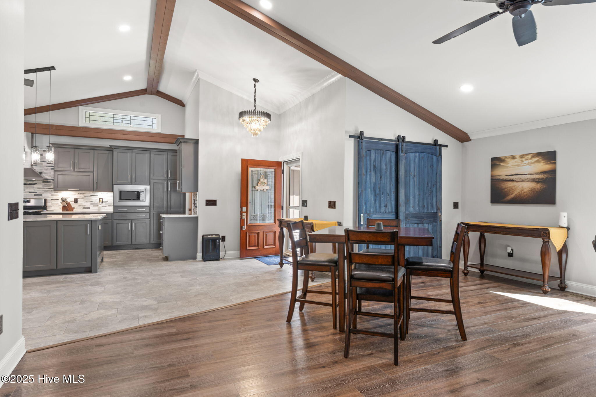 100532897 | Photo 24